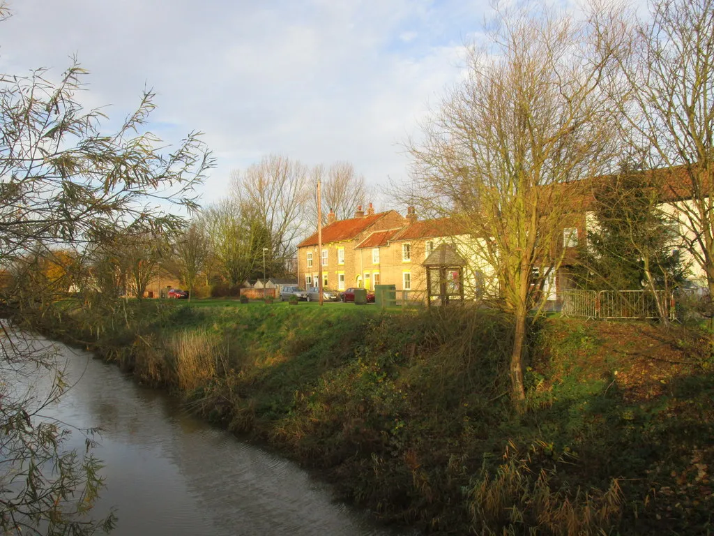 Photo showing: Houses on Canal Side East