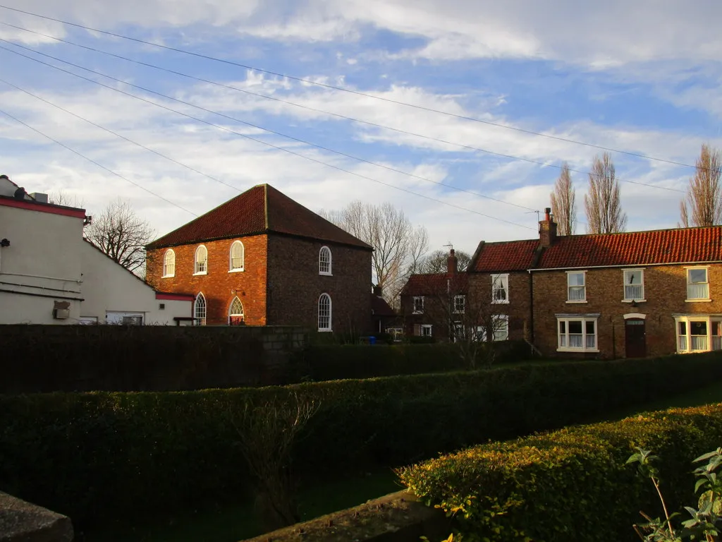 Photo showing: Cottages and Wallingfen Chapel