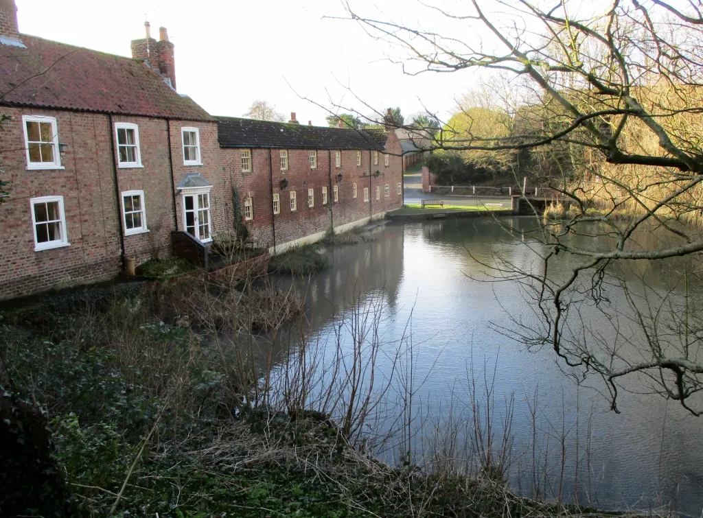 Photo showing: The  Star  Inn  and  village  pond