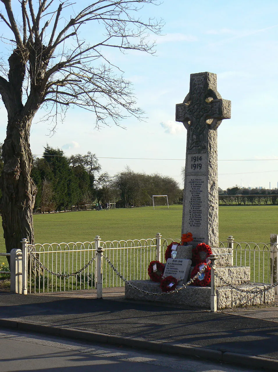 Photo showing: Owston Ferry War Memorial