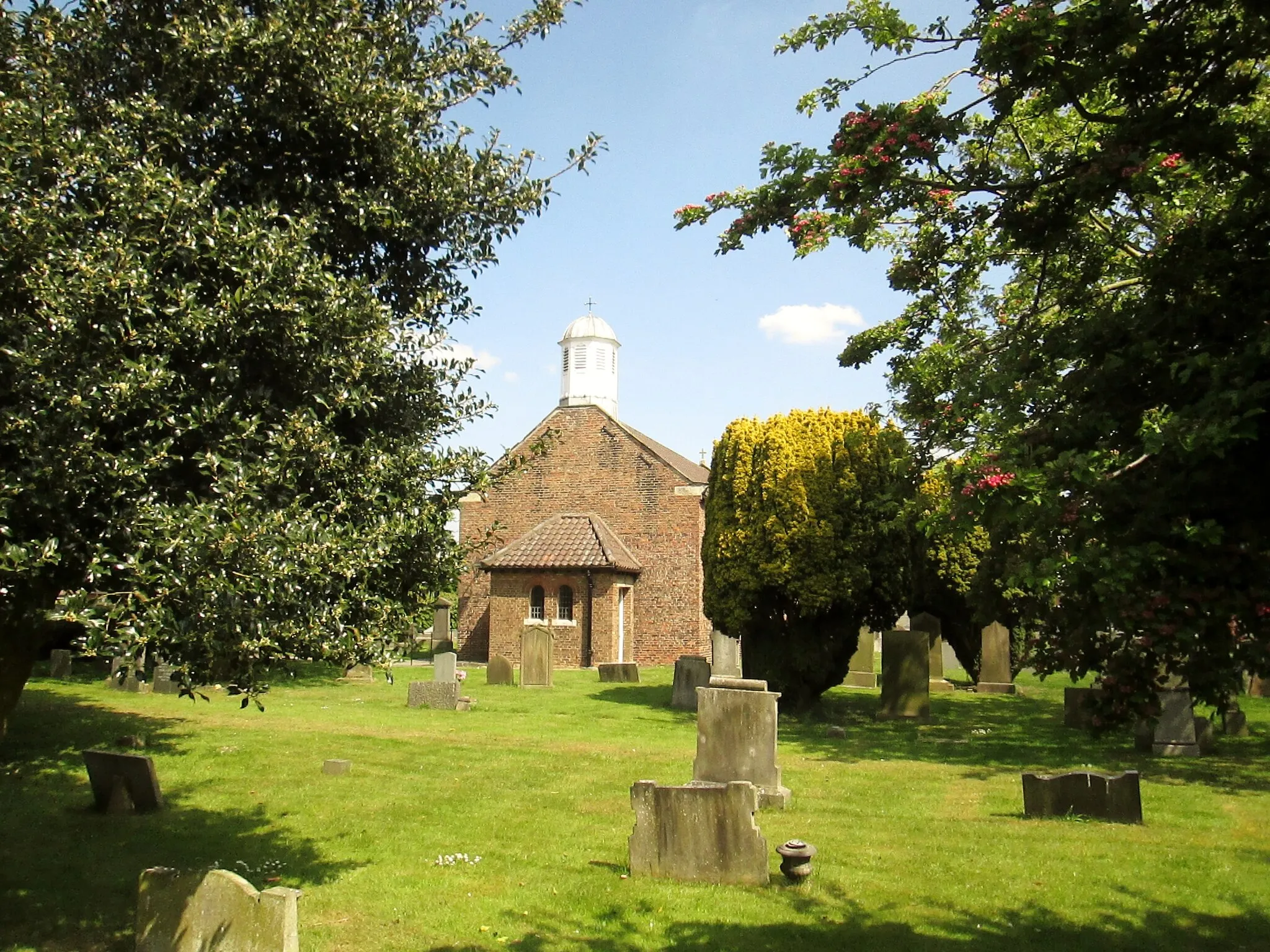 Photo showing: All  Saints  Parish  Church  and  graveyard  Barlby