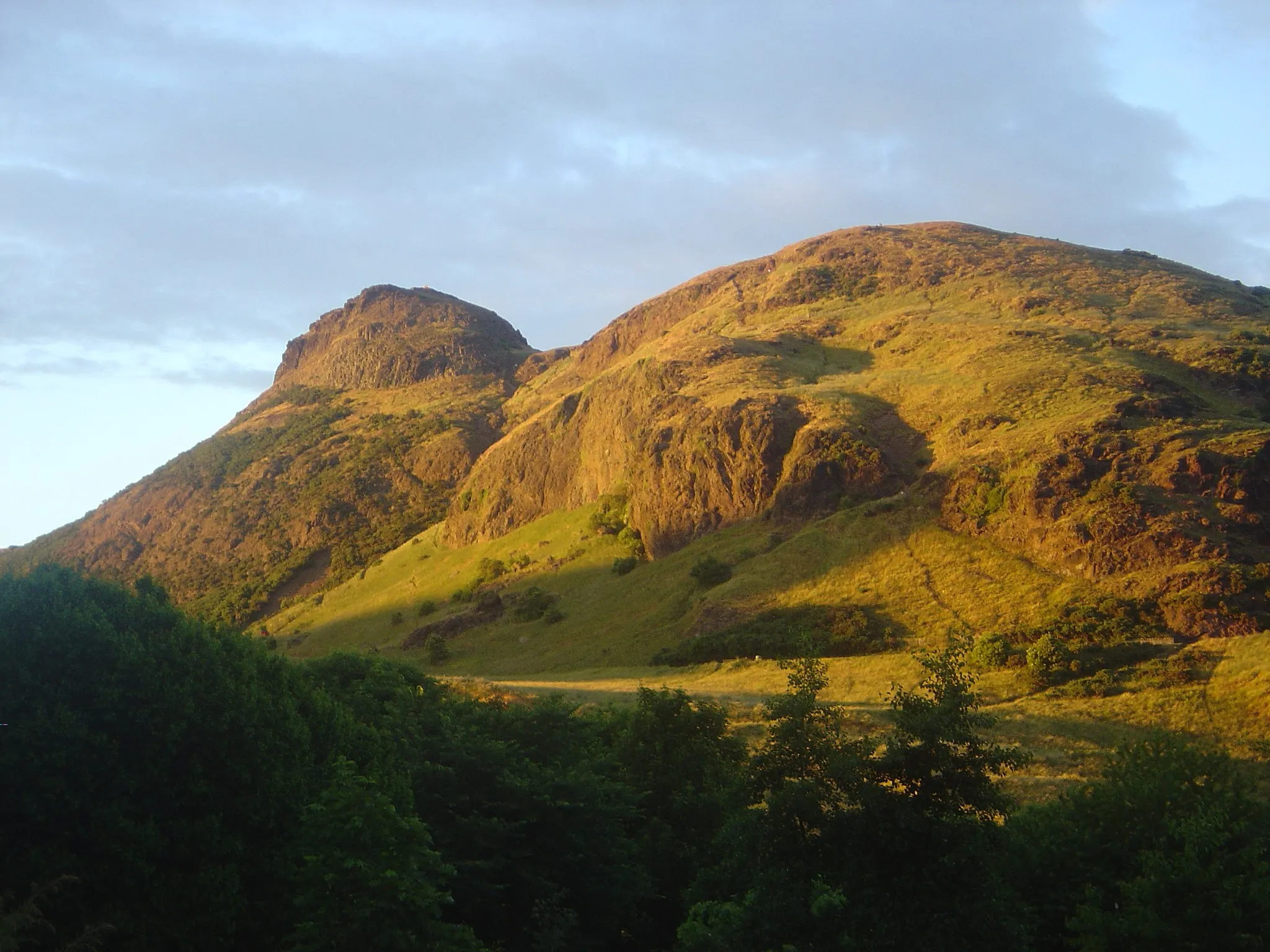 Photo showing: Arthur's Seat, Edinburgh, viewed from Pollock Halls.