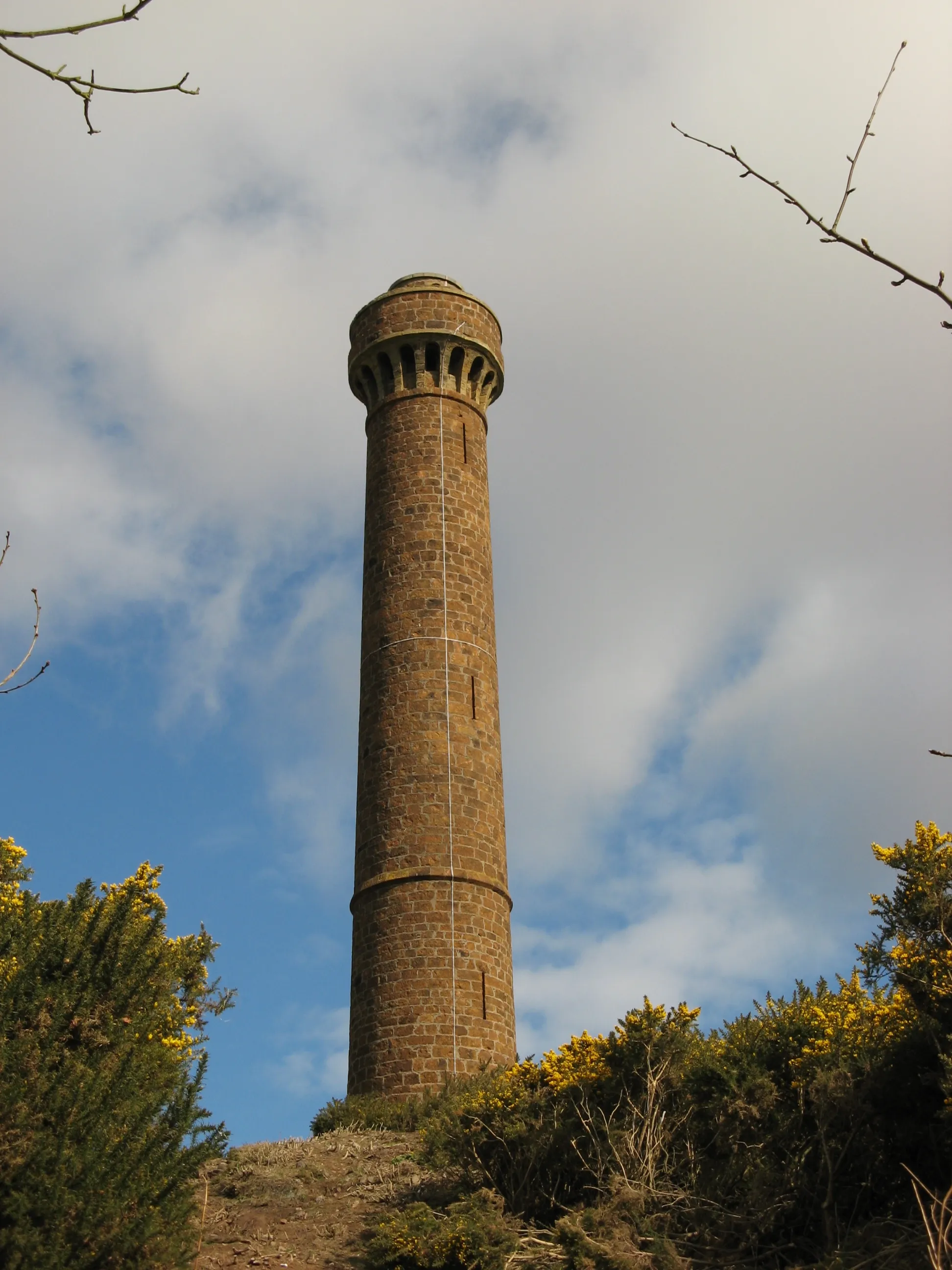 Photo showing: The Hopetoun Monument, Byres Hill, East Lothian, Scotland. The monument commemorates John, 4th Earl of Hopetoun (1765-1823), and was built in 1824. It is 180m (560 feet) high. A plaque on the side reads:

"This monument was erected to the memory of the great and good John - Fourth Earl of Hopetoun by affectionate and grateful tenantry in East Lothian MDCCCXXIV"