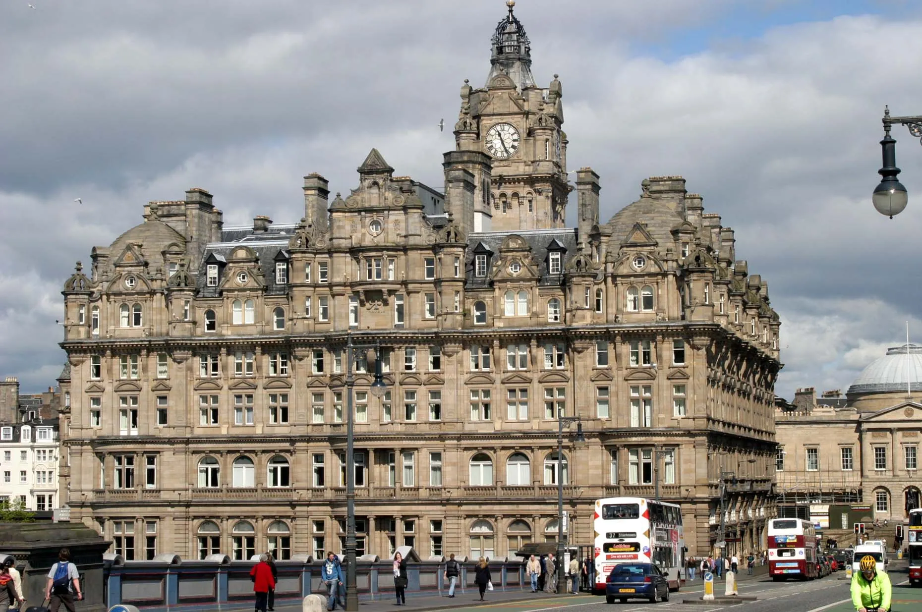 Photo showing: The Balmoral Hotel, Edinburgh, Scotland. Designed by W Hamilton Beattie, built 1896-1902. The clock on the tower is intentionally set two minutes fast to allow rail passengers that extra bit of time.