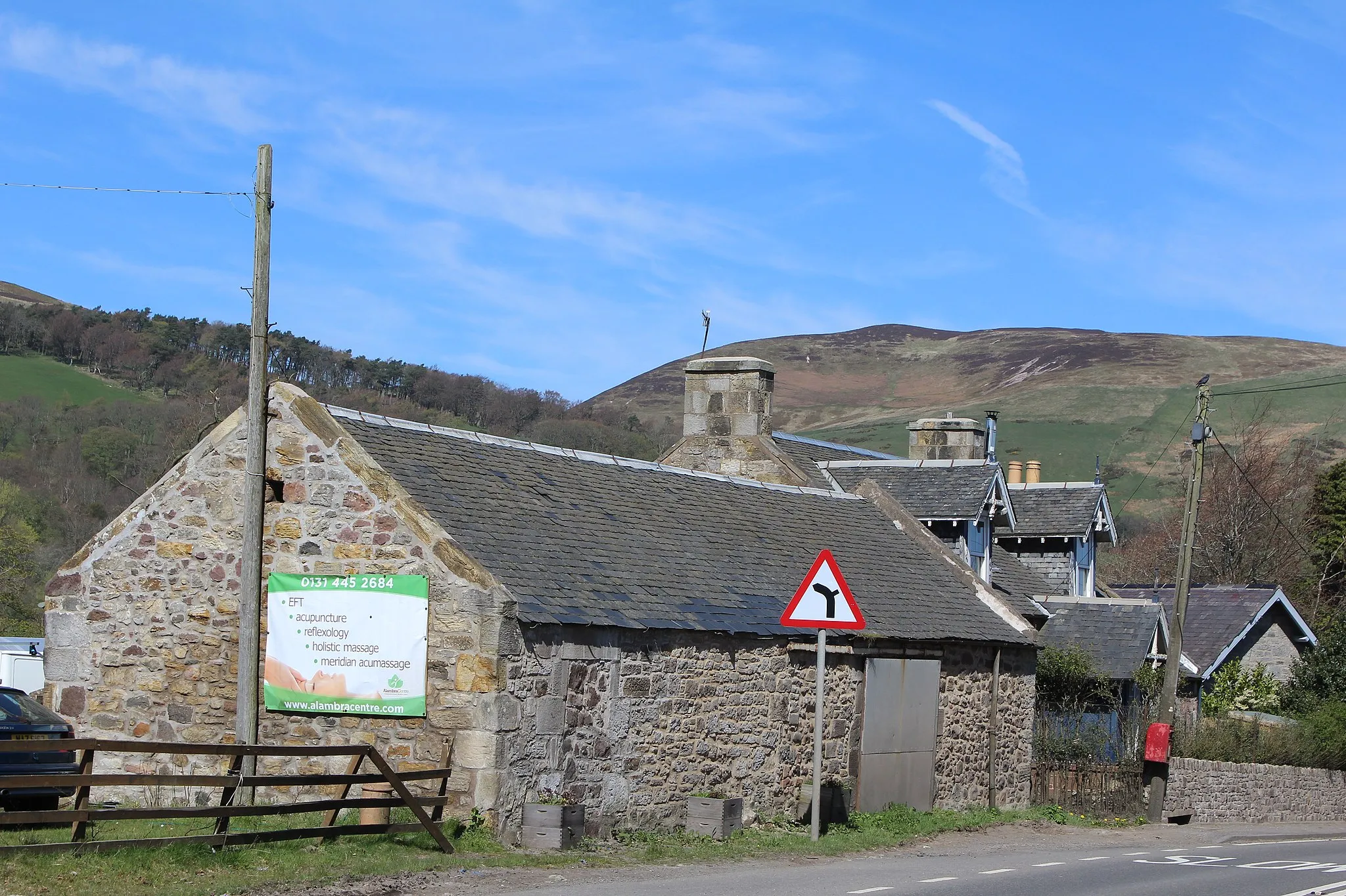Photo showing: Farm building & cottage at Easter Howgate