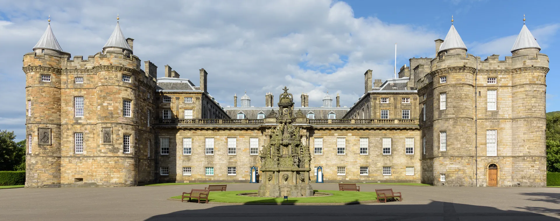 Photo showing: Front view of Holyroodhouse.