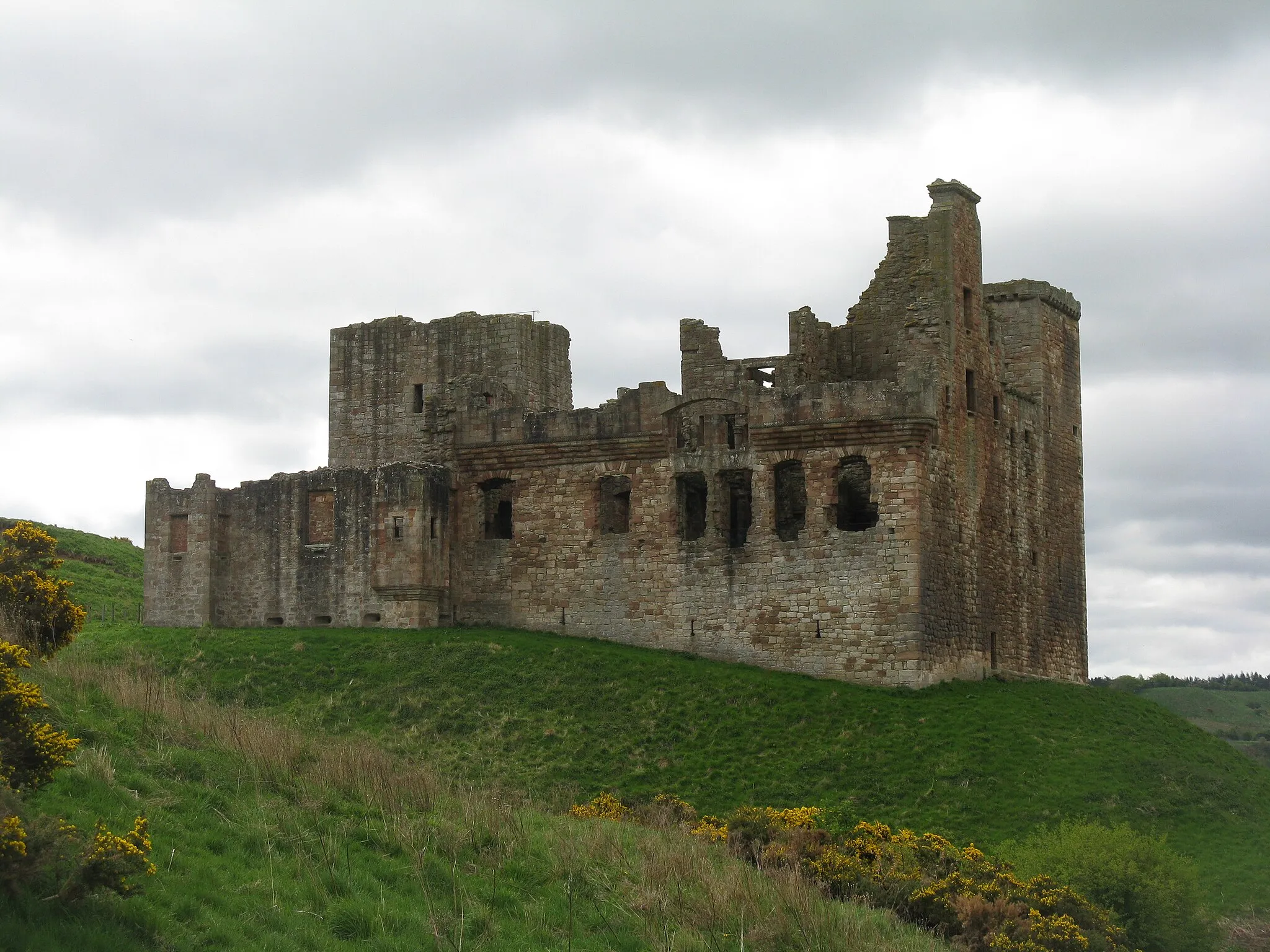 Photo showing: Crichton Castle