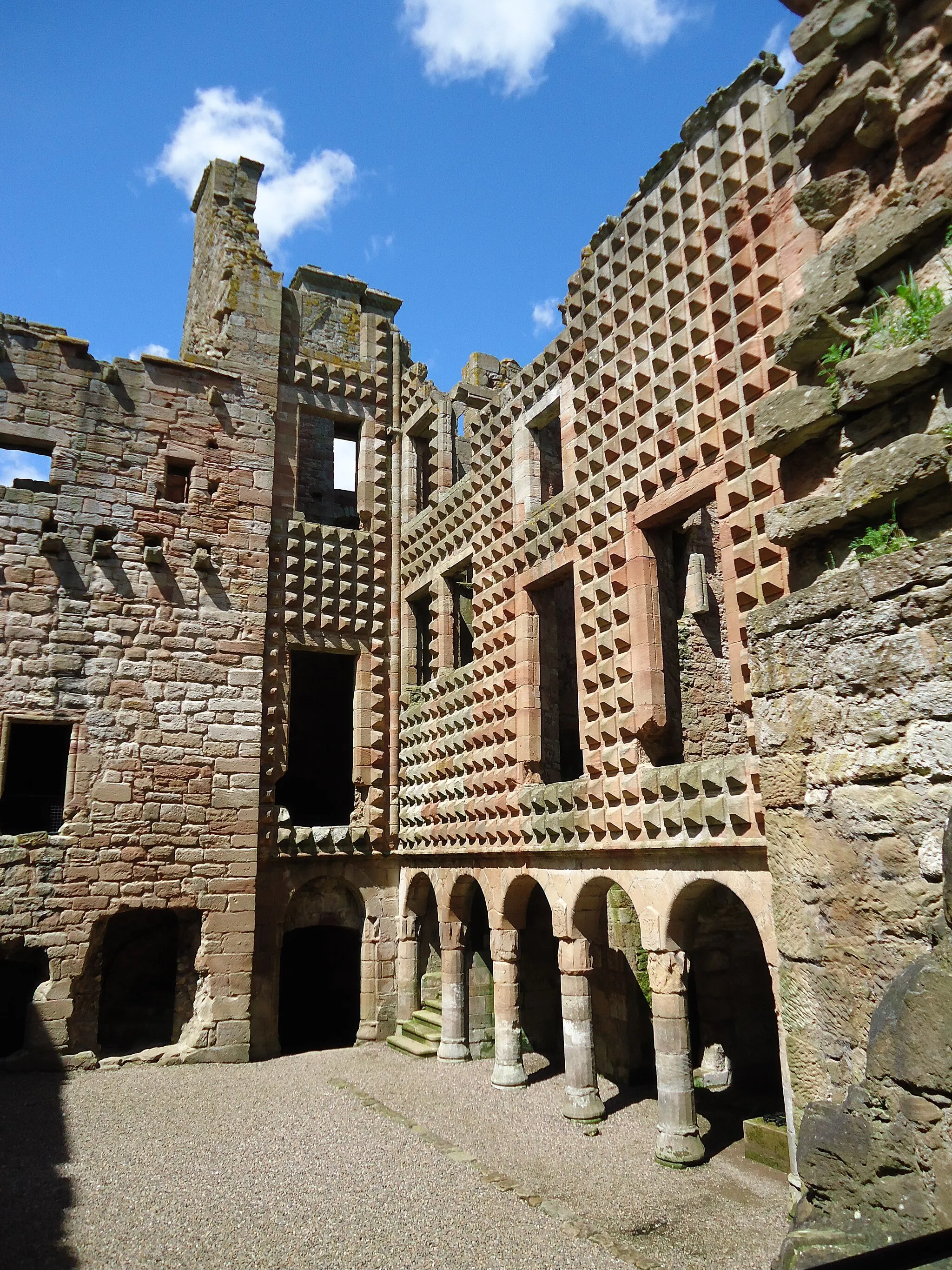 Photo showing: Courtyard of Crichton Castle, Midlothian.