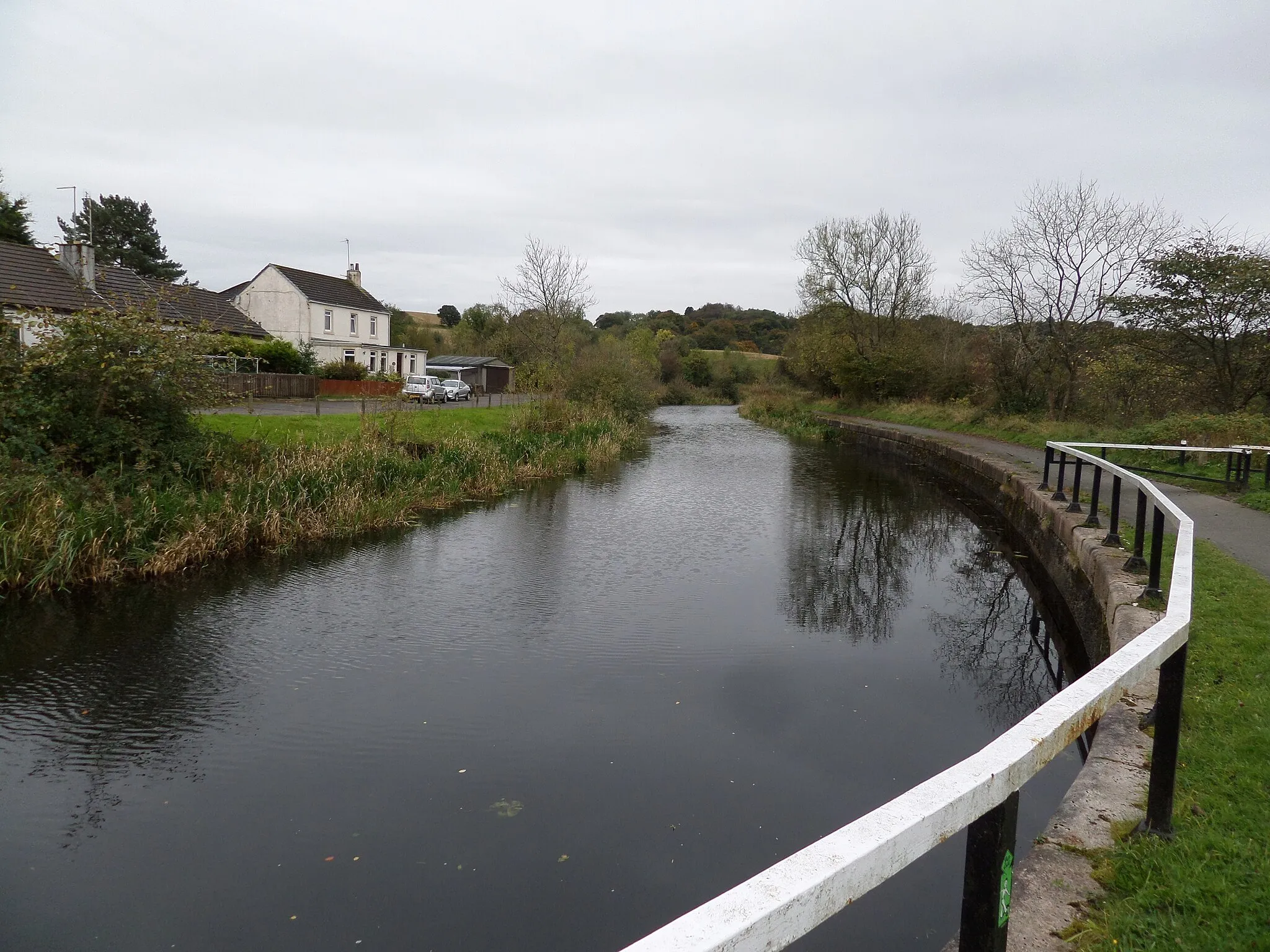 Photo showing: Auchinstarry Bridge quay, Forth and Clyde Canal, Kilsyth, North Lanarkshire. View towards Kilsyth.