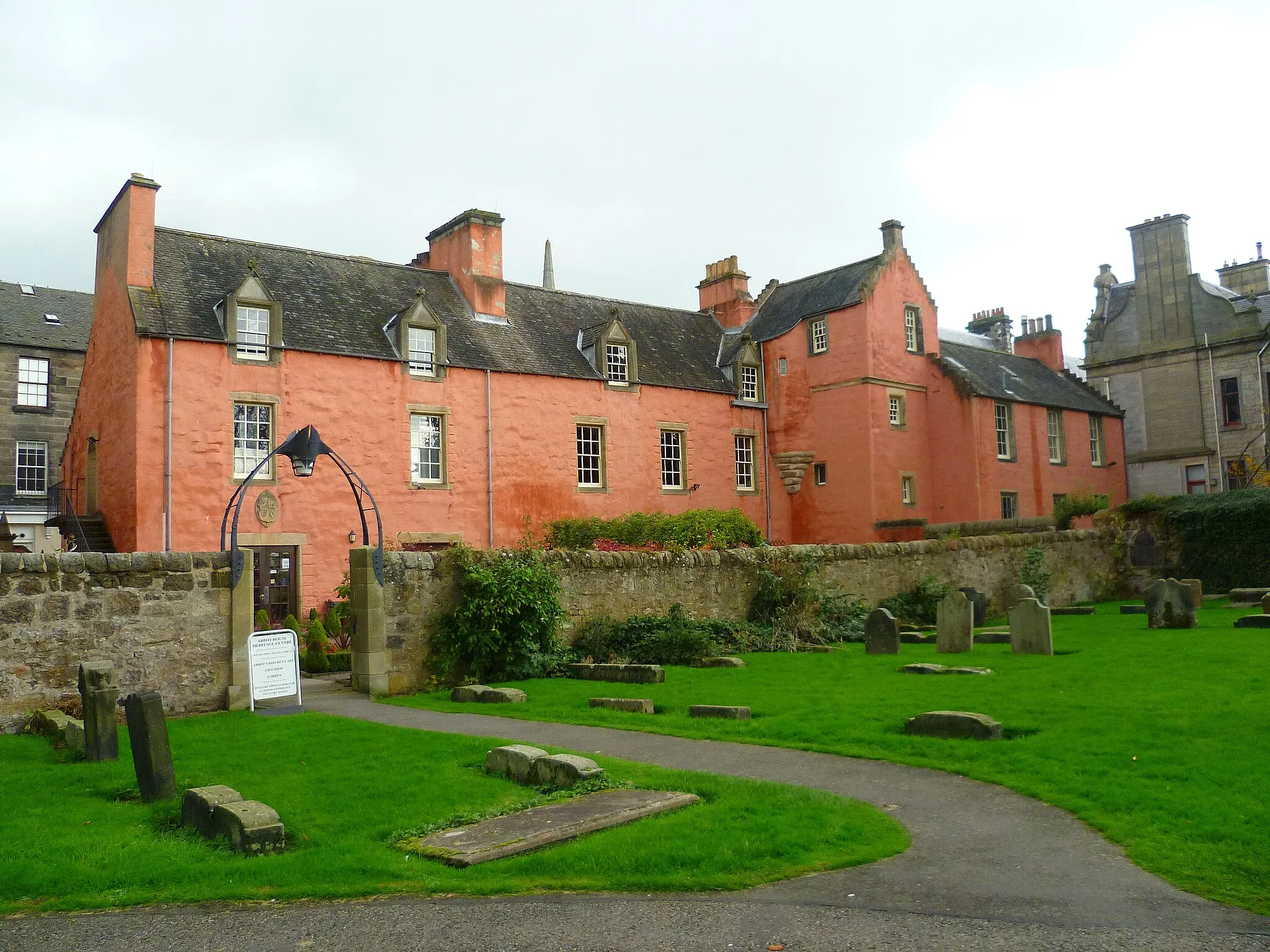 Photo showing: Abbot House, as seen from the grounds of the Abbey
