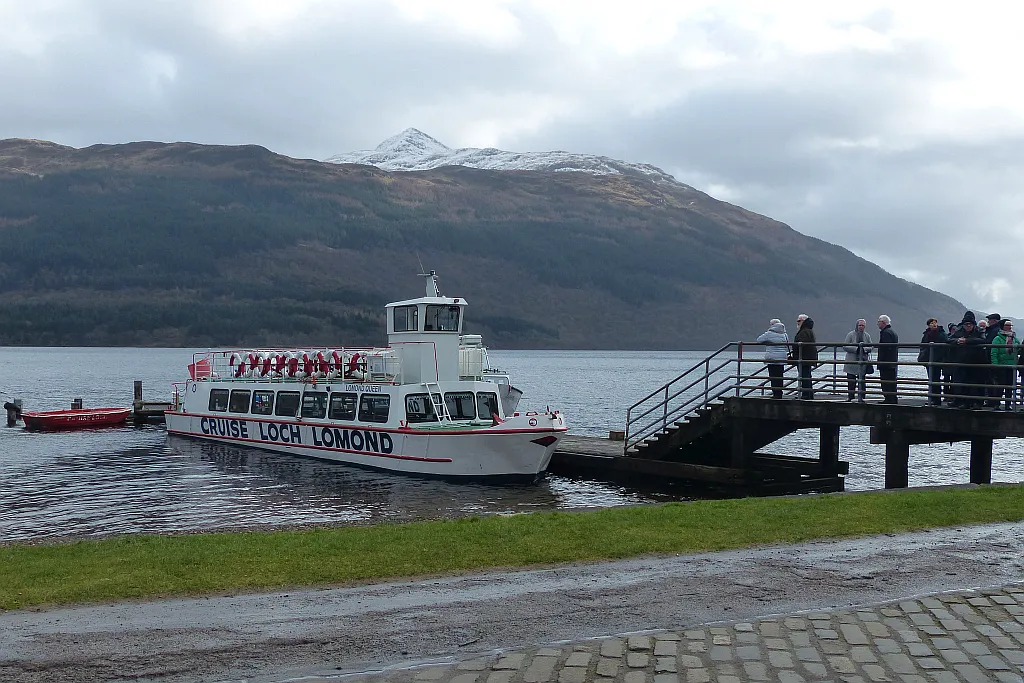 Photo showing: Cruise boat, Tarbet Pier, Loch Lomond