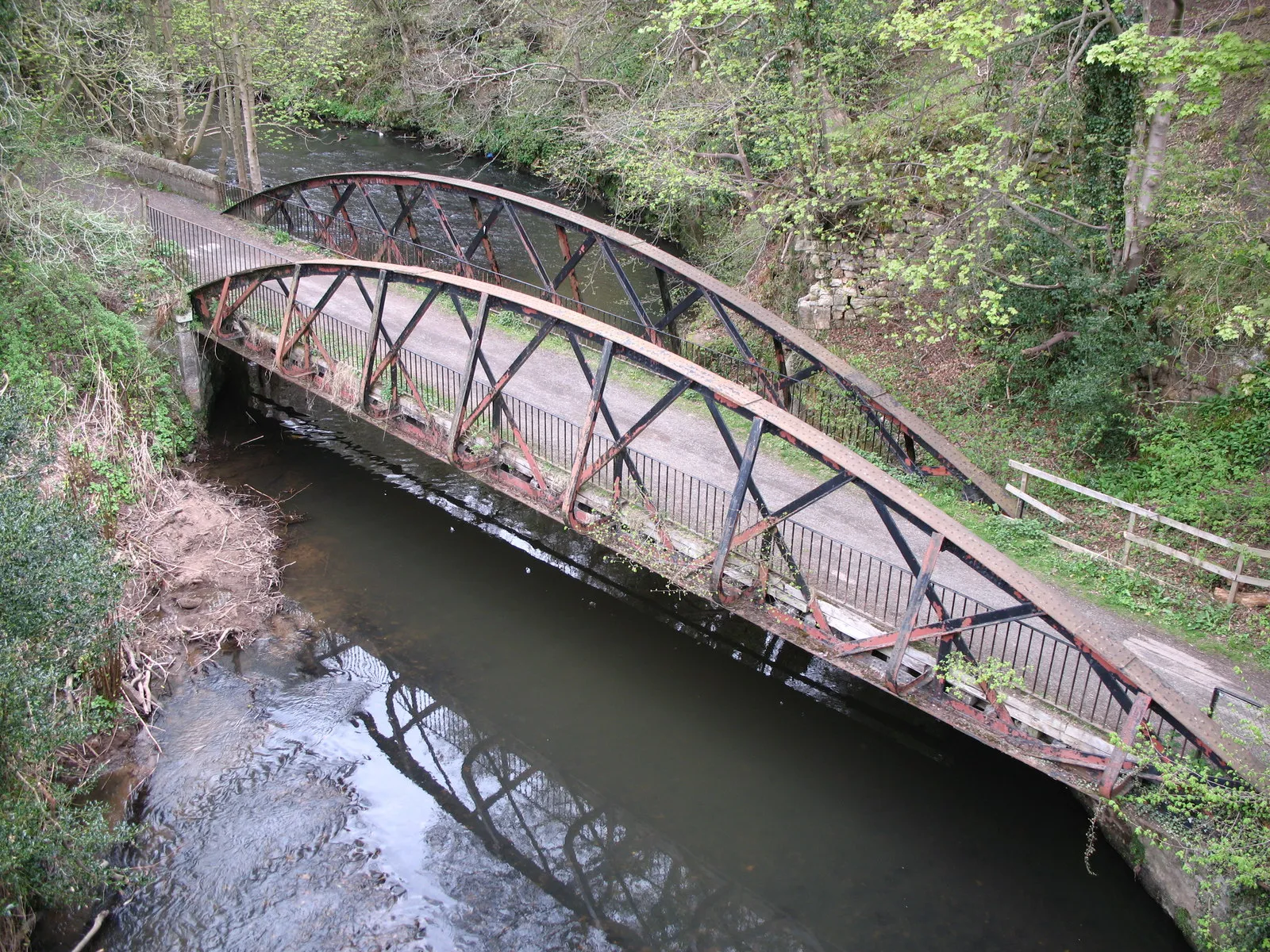 Photo showing: Foot Bridge over the River North Esk was part of the Edinburgh - Peebles Railway. Now a walkway between Penicuik and Dalkeith