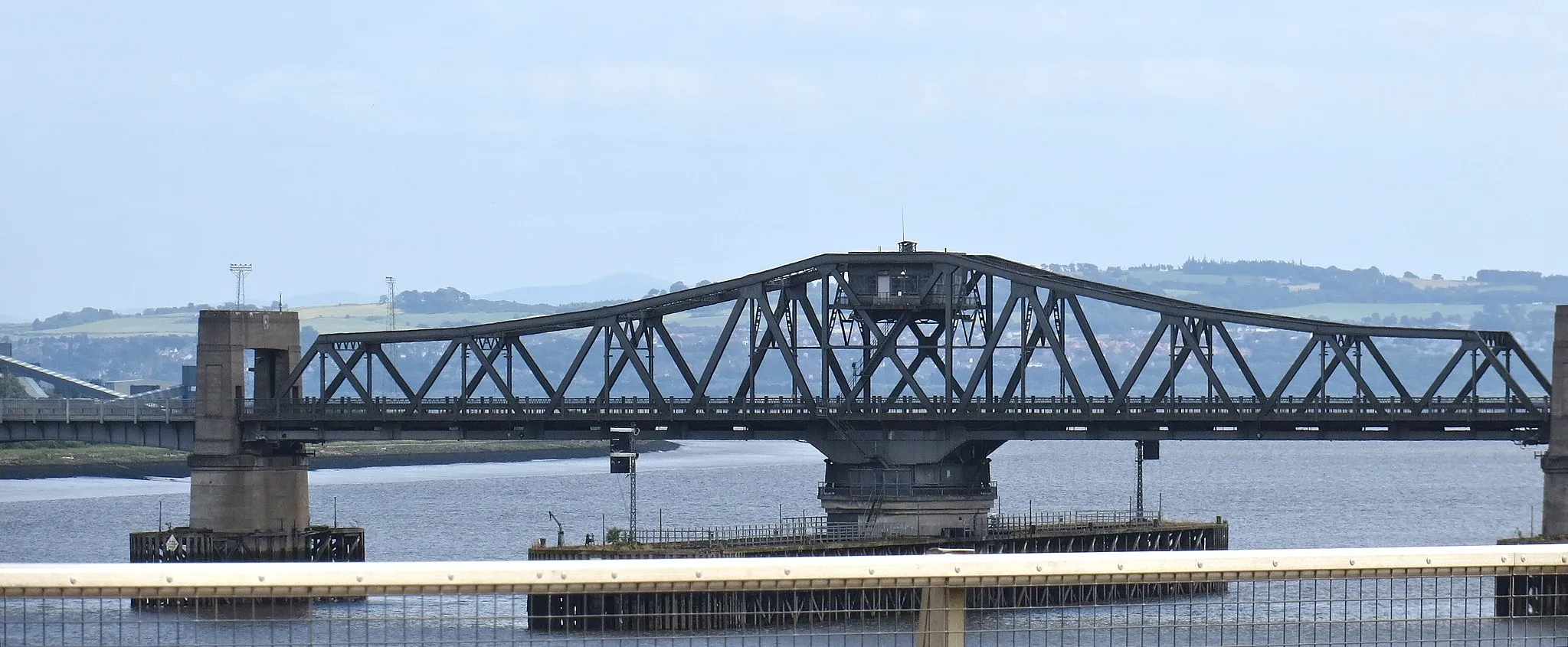 Photo showing: The swing span of Kincardine Bridge, viewed from the Clackmannanshire Bridge, UK.  The swing mechanism is no longer in use.