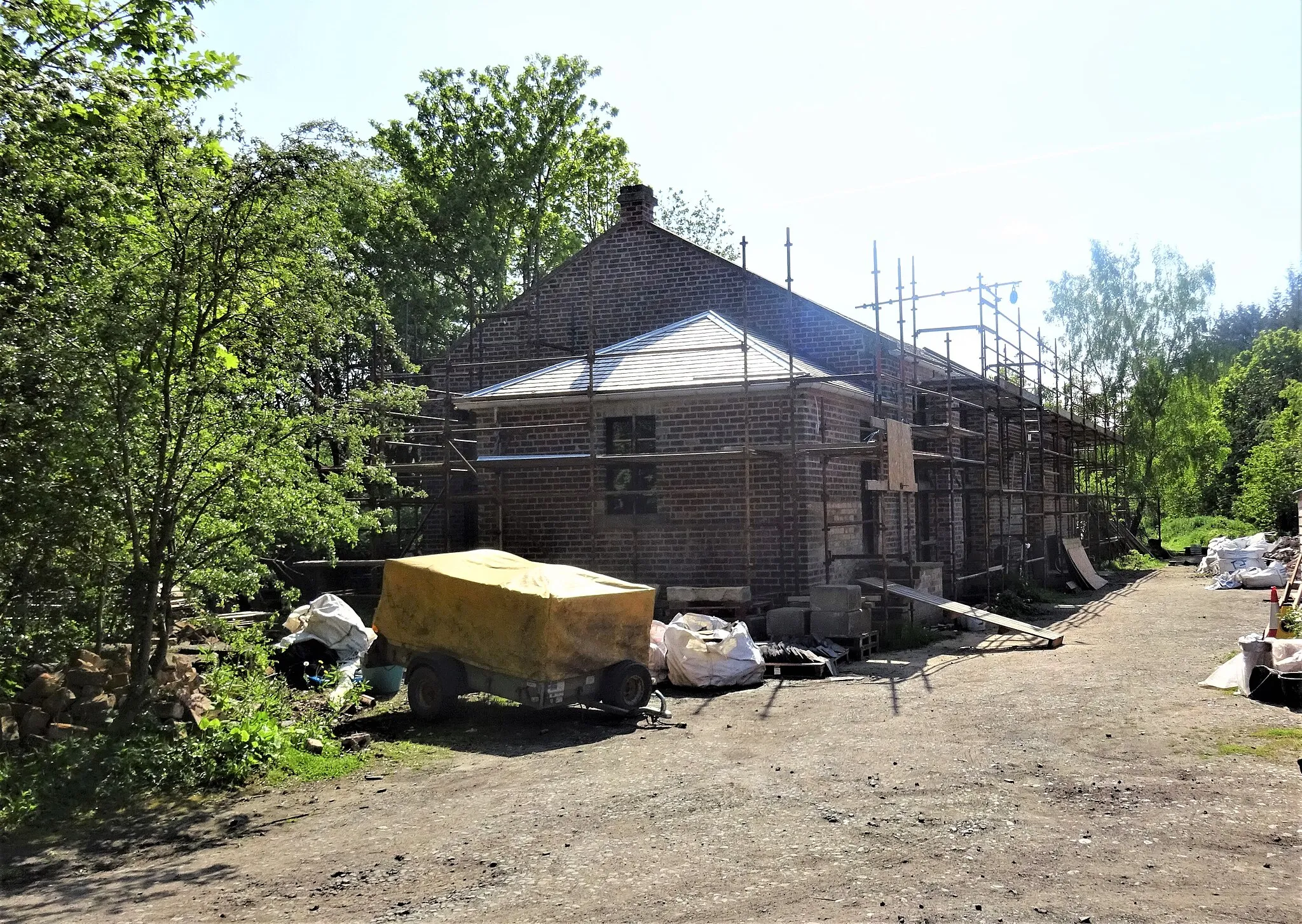 Photo showing: Currie station old goods shed, Balerno Loop Line, Midlothian. Closed in 1968. Undergoing conversion to a private house.