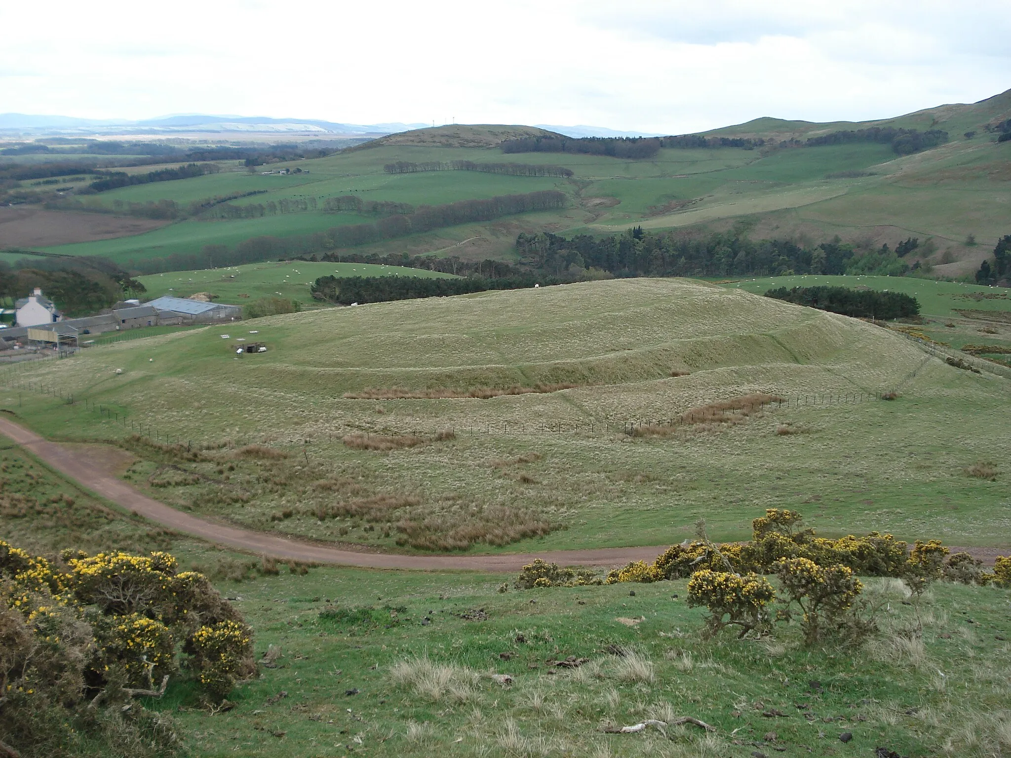 Photo showing: Castlelaw Hill Fort, Midlothian. The remains of the fort are viewed from a neighbouring height.