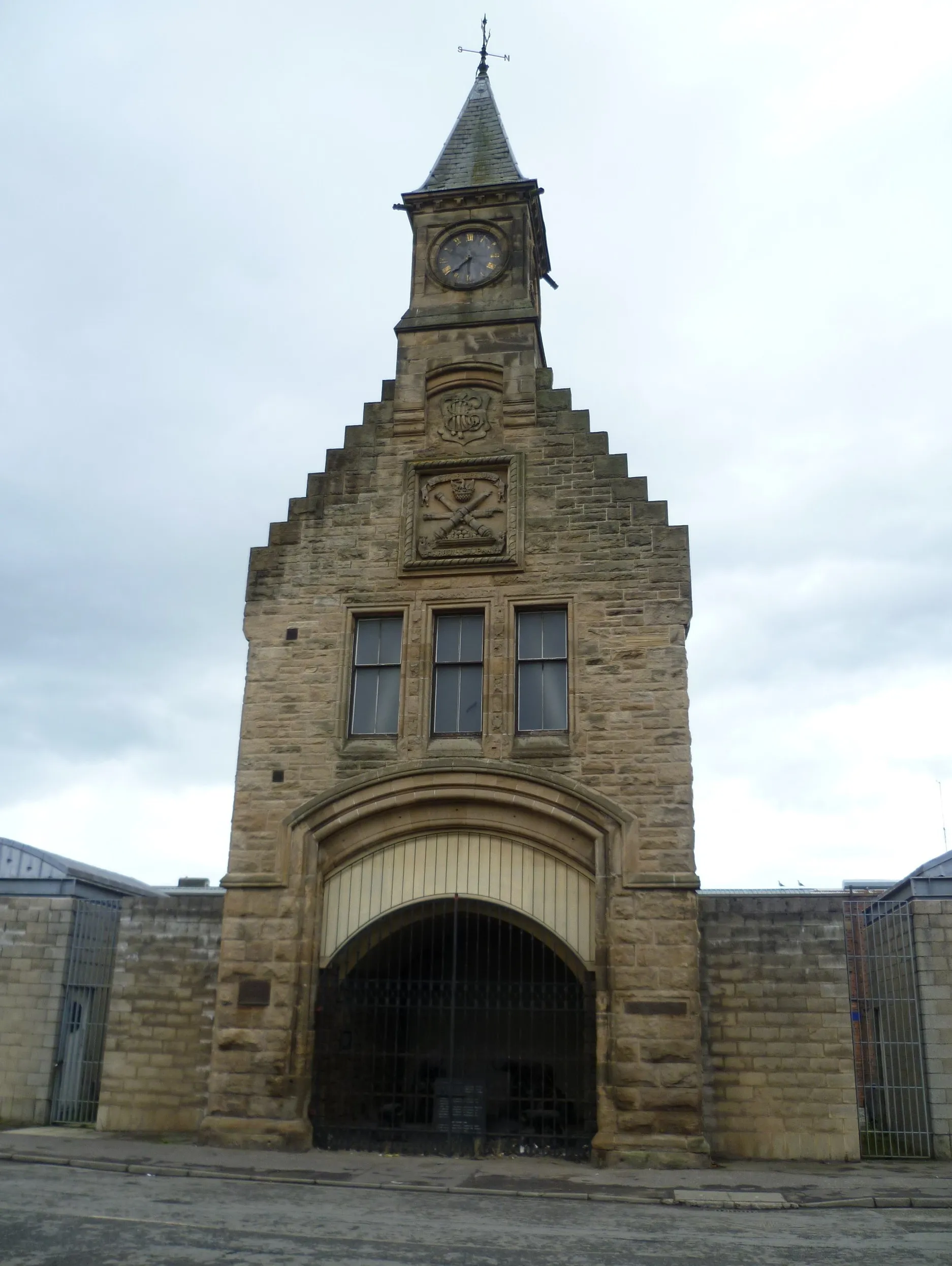 Photo showing: Clocktower entrance to the former Carron Works, near Falkirk