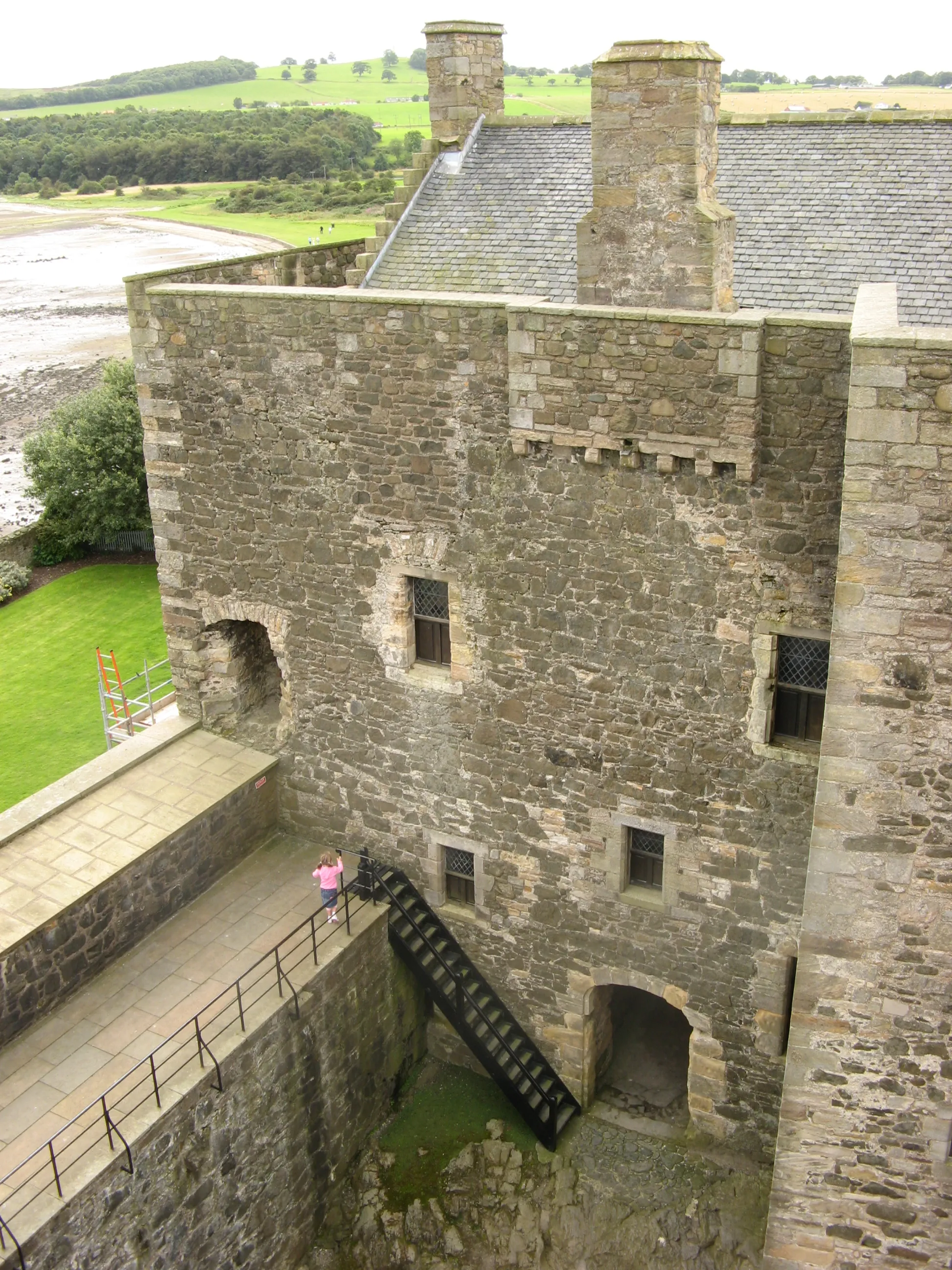 Photo showing: South tower of Blackness Castle, Scotland, from the central tower