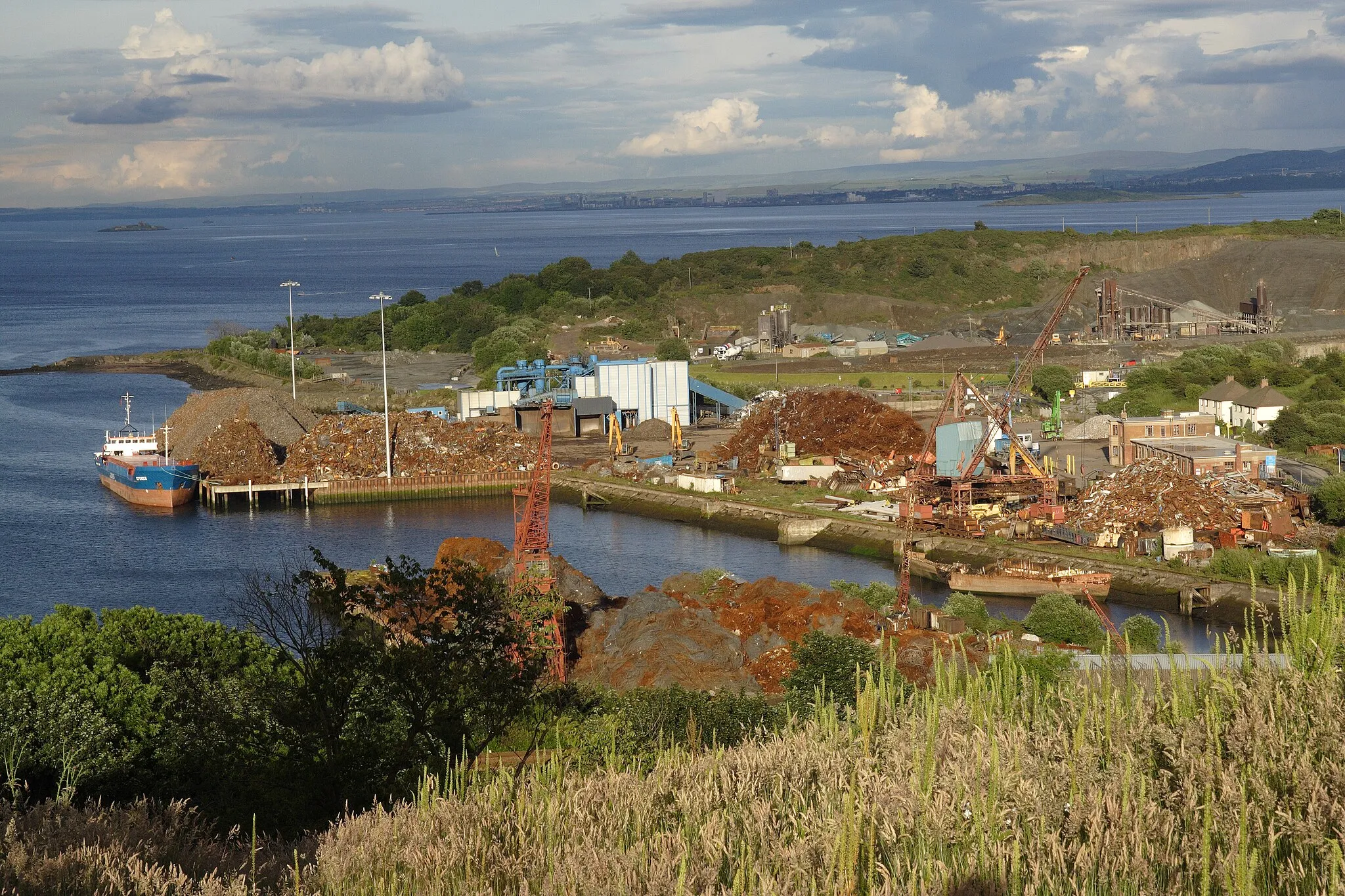 Photo showing: A picture showing Inverkeithing harbour and the firth of forth in Fife, Scotland.