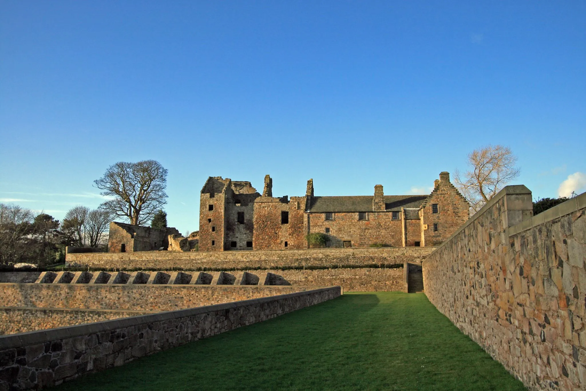 Photo showing: Aberdour Castle, Scotland from the dovecote (or doocot).