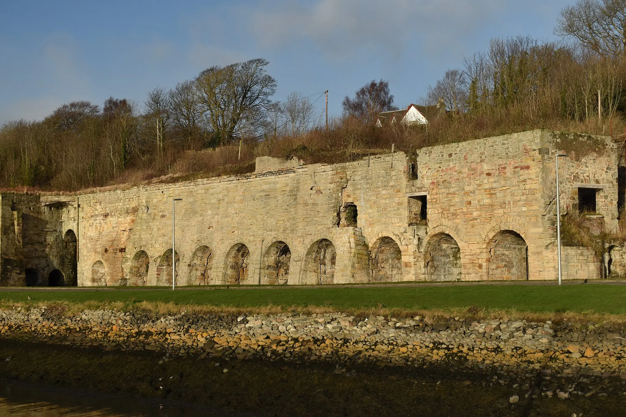 Photo showing: A general view looking North East of the bank of Lime Kilns facing the Harbour in Charlestown, Fife (NB  Lime Kilns 12, 13 & 14 to the West do not show)