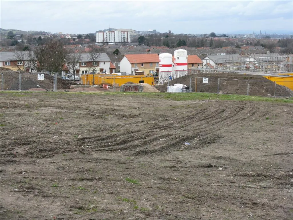 Photo showing: Continuing redevelopment at Hyvots Bank. Extensive demolition and rebuilding to replace modern 1960s housing that was not fit for purpose. See 903041 for a view of the area almost 2 years ago - progress has been slowed by the economic crisis. Blackford Hill, and part of the Royal Observatory [covered in white sheeting] can be seen on the horizon.