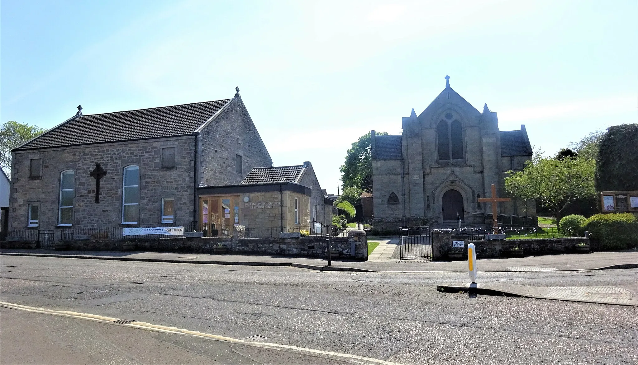 Photo showing: Balerno Parish Church and hall, Edinburgh, Scotland.