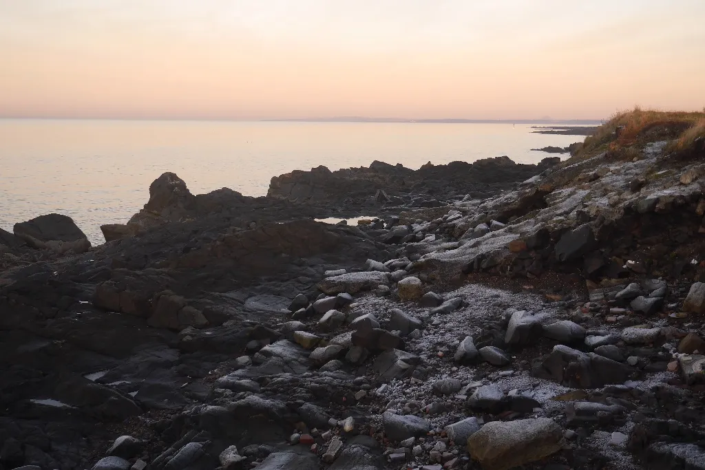 Photo showing: A frosty beach, Cockenzie