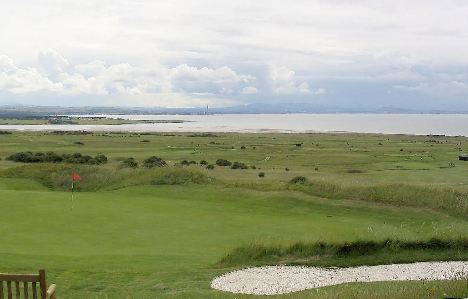 Photo showing: View from 7th tee of Gullane Number 1 Golf Course, over several holes of numbers 1, 2, and 3, Aberlady Bay and the Firth of Forth, to Arthur's Seat (Edinburgh) and the Pentland Hills. Photo taken by me, Martin Taylor, July 12, 2004.