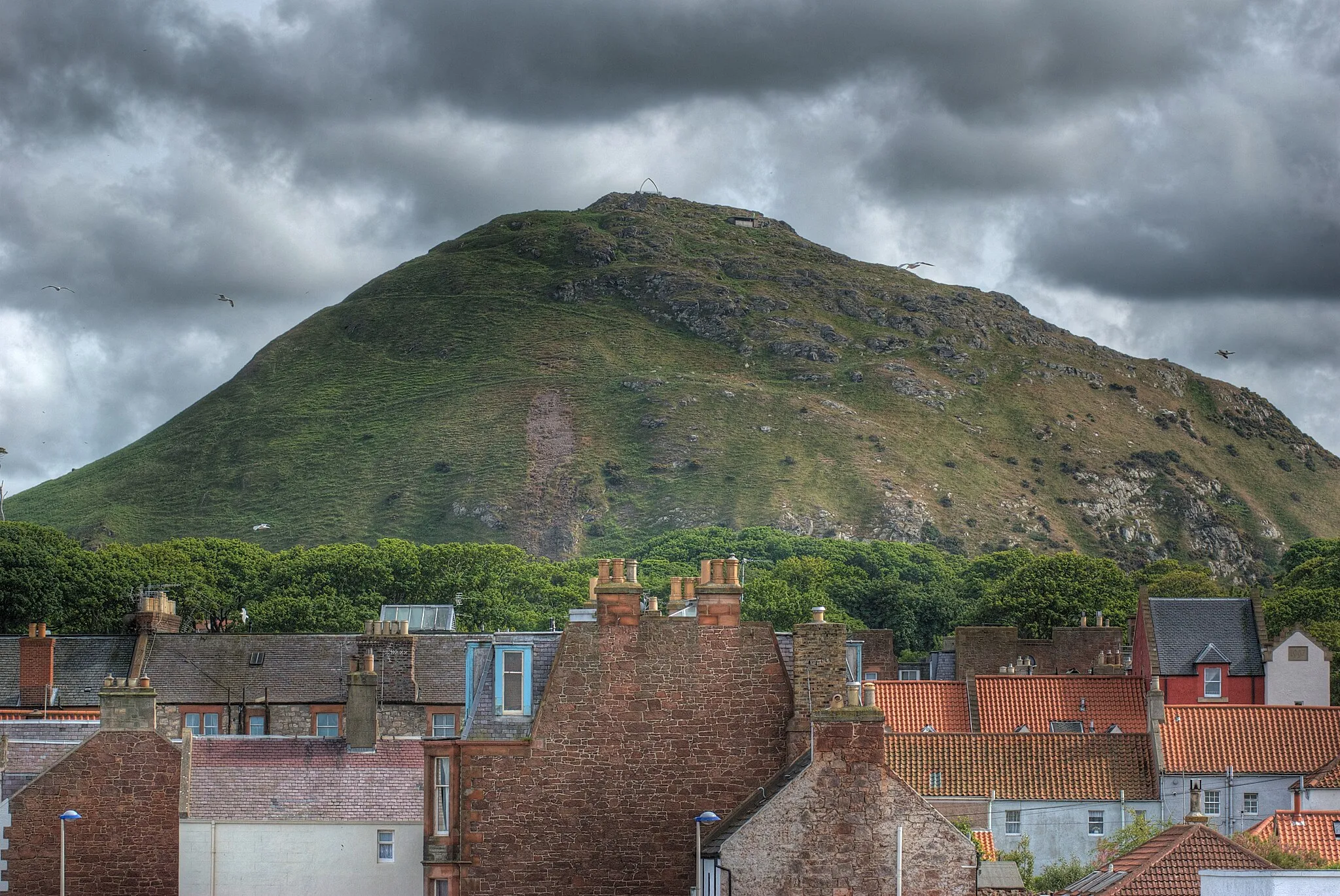Photo showing: A view of North Berwick law from the seafront at North Berwick, Scotland