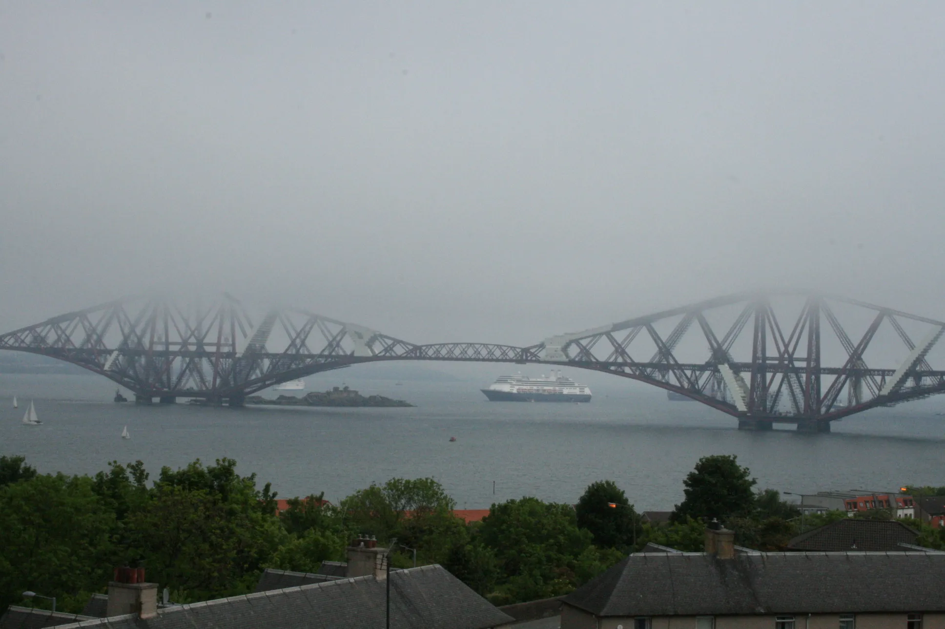 Photo showing: Misty Forth rail bridge