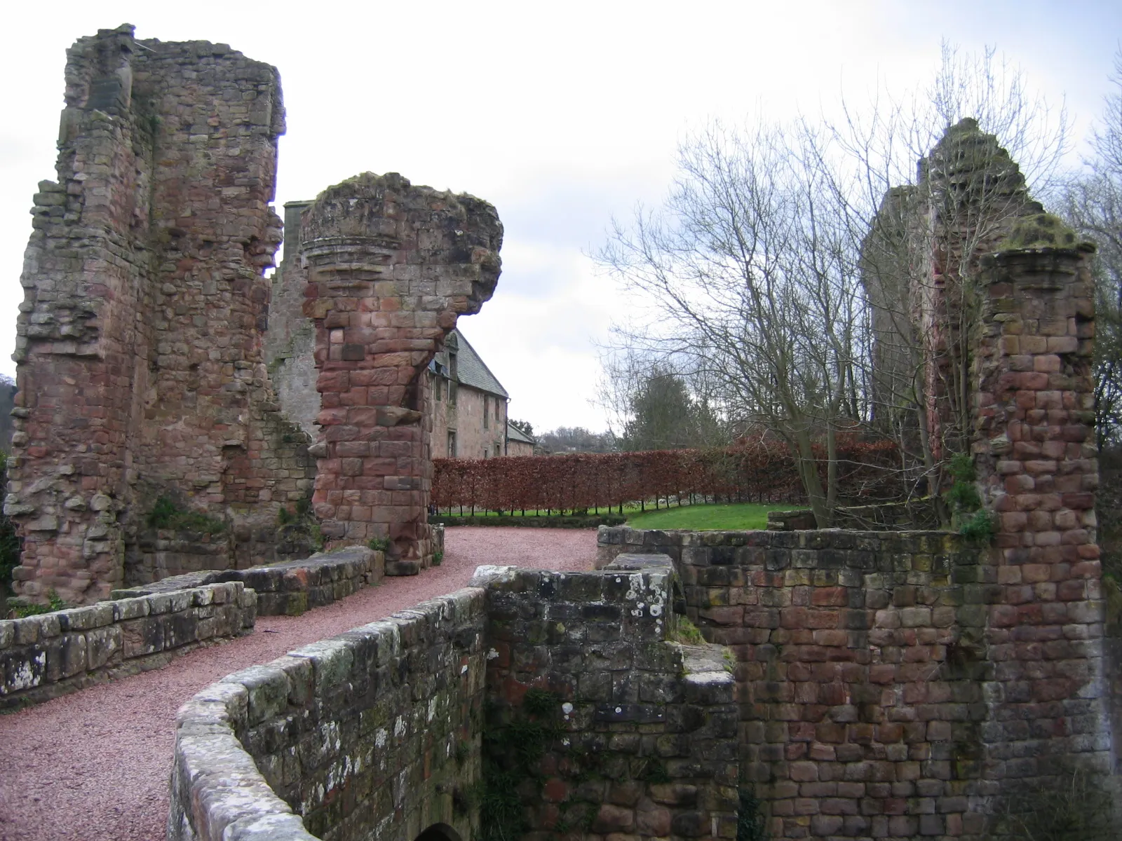 Photo showing: Entrance to Roslin Castle, near Edinburgh, Scotland.