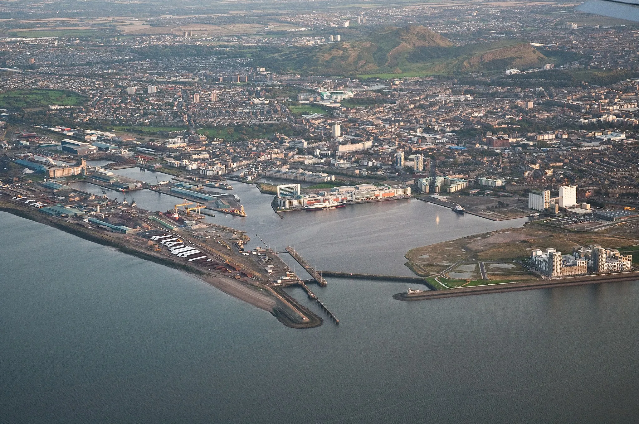 Photo showing: Arriving Edinburgh from Gatwick in a BA 737