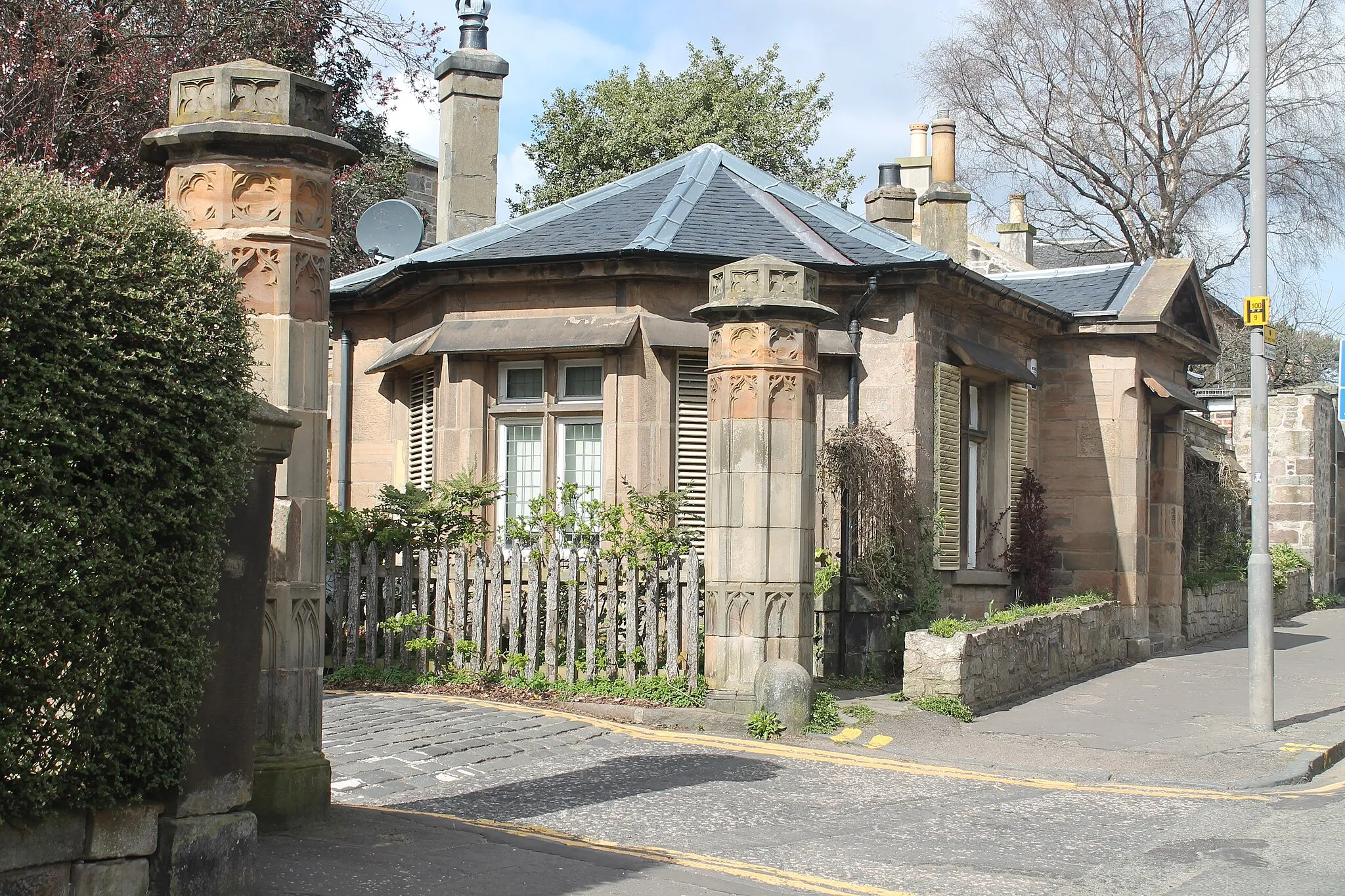 Photo showing: 1820s gatehouse and Gothic gateposts at the Dalkeith Road entrance of Blacket Avenue. Arrangements like these on this and neighbouring streets maintained the security of the expensive properties within and were shut at dusk every night.