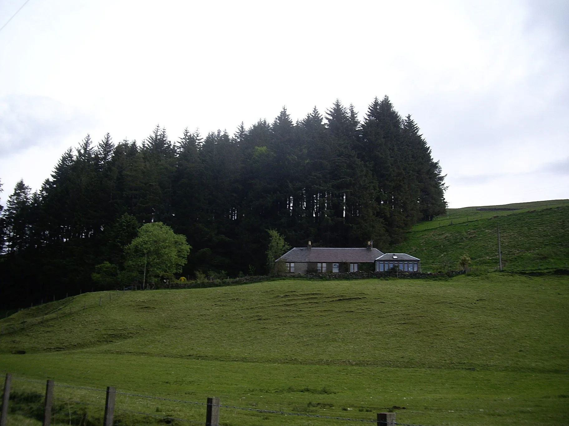 Photo showing: Earnieside Cottage on track to Earnieside House