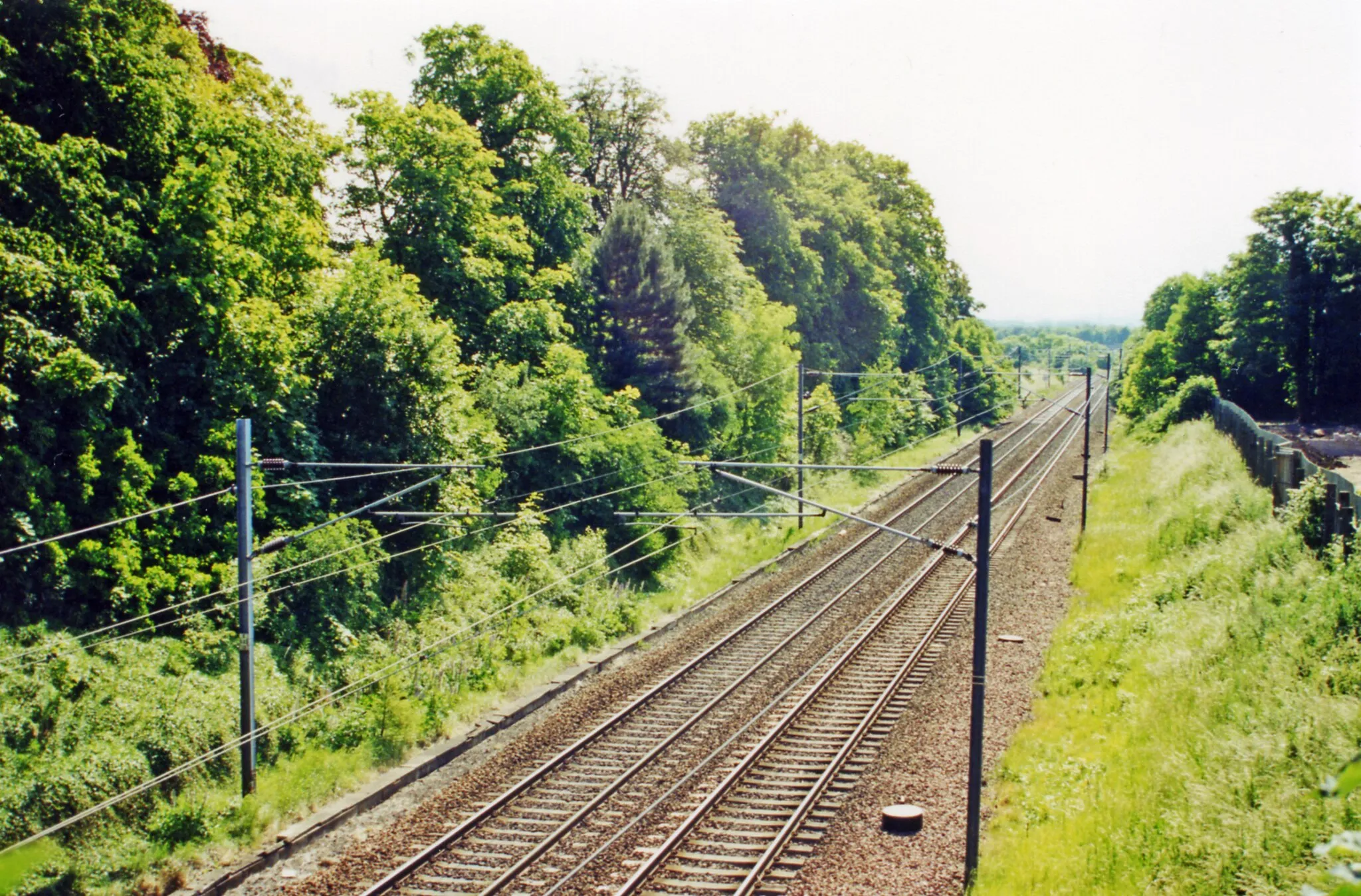 Photo showing: East Coast Main Line, just east of Inveresk, 2000.
View eastwards about a half mile east of site of former Inveresk station (closed to passengers 4/5/64, to goods 25/1/65): ex-NBR Edinburgh - Berwick section of the ECML, electrified in 1991.