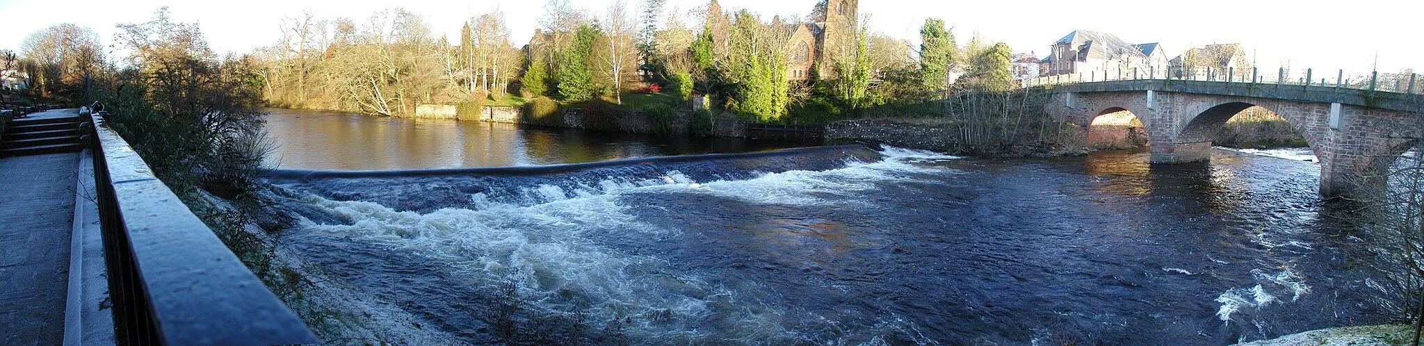 Photo showing: Bridge over the River Ericht, joining Blairgowrie and Rattray. Taken by Steven D. Reid 16 December 2006 http://www.tomatedesign.com