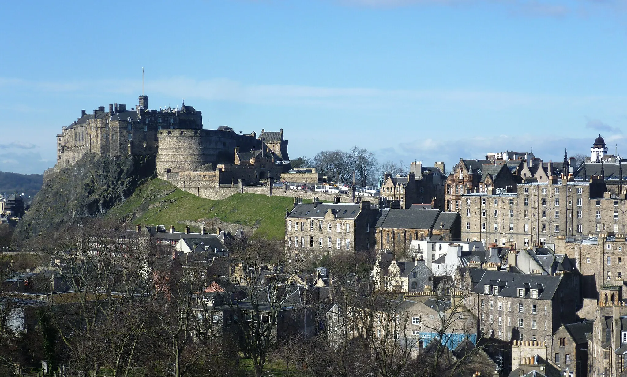 Photo showing: Edinburgh Castle seen from the roof of the National Museum of Scotland. The medieval burgh grew along the ridge sloping down from the castle.