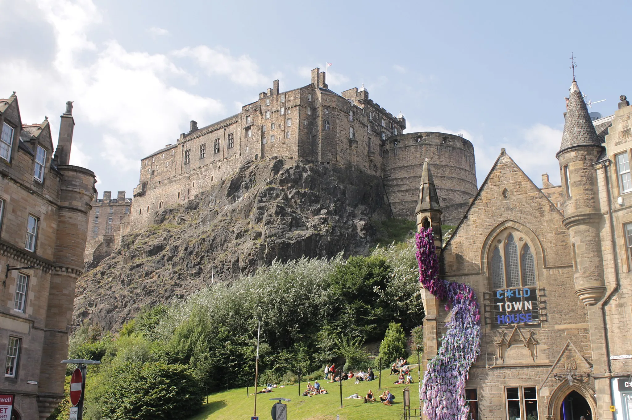 Photo showing: Edinburgh Castle from the Grassmarket