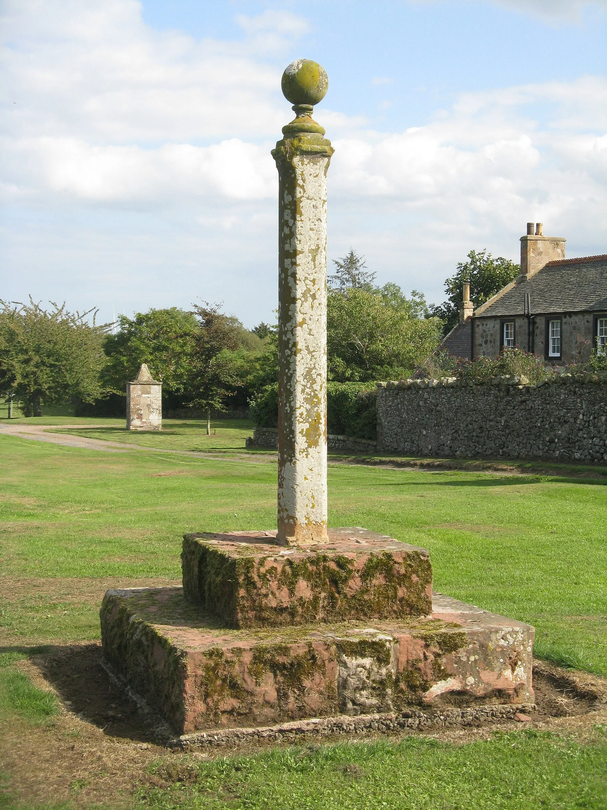 Photo showing: Oldhamstocks Mercat Cross