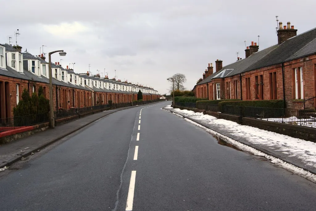 Photo showing: Allandale "A row of workers' cottages on either side of the road, built in 1907 by John G Stein to house workers from his nearby Castlecary Fireclay Works (NS 7975 7845, NS77NE/56, operated 1902 to 1980), and named after his son, Allan. Both ranges are single-storeyed with attics, are built from red sandstone, and have pitched slate roofs. The N range's attics have south-facing dormer windows".
Quoted from RCAHMS.