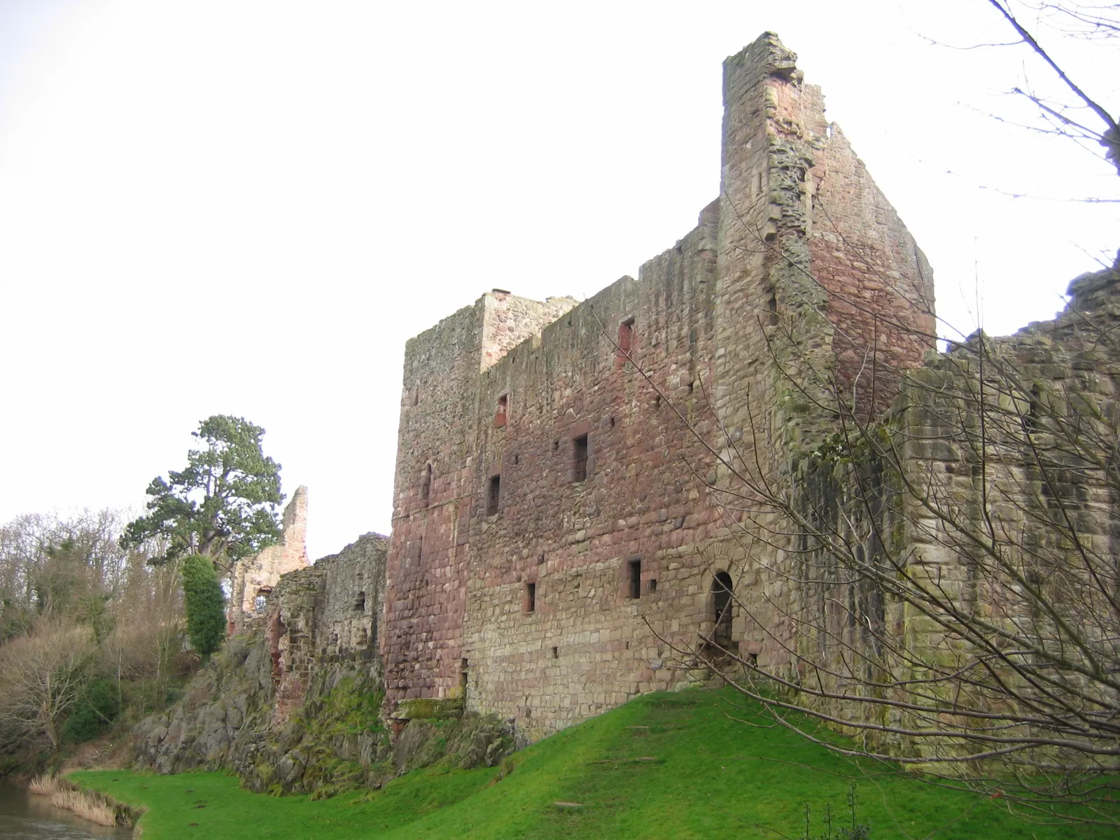 Photo showing: North face of Hailes Castle, East Lothian, Scotland.