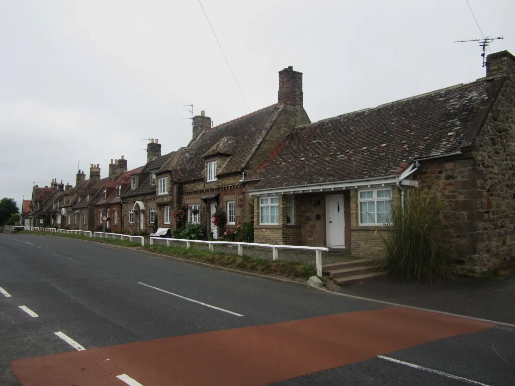 Photo showing: Row of Cottages, Foulden
