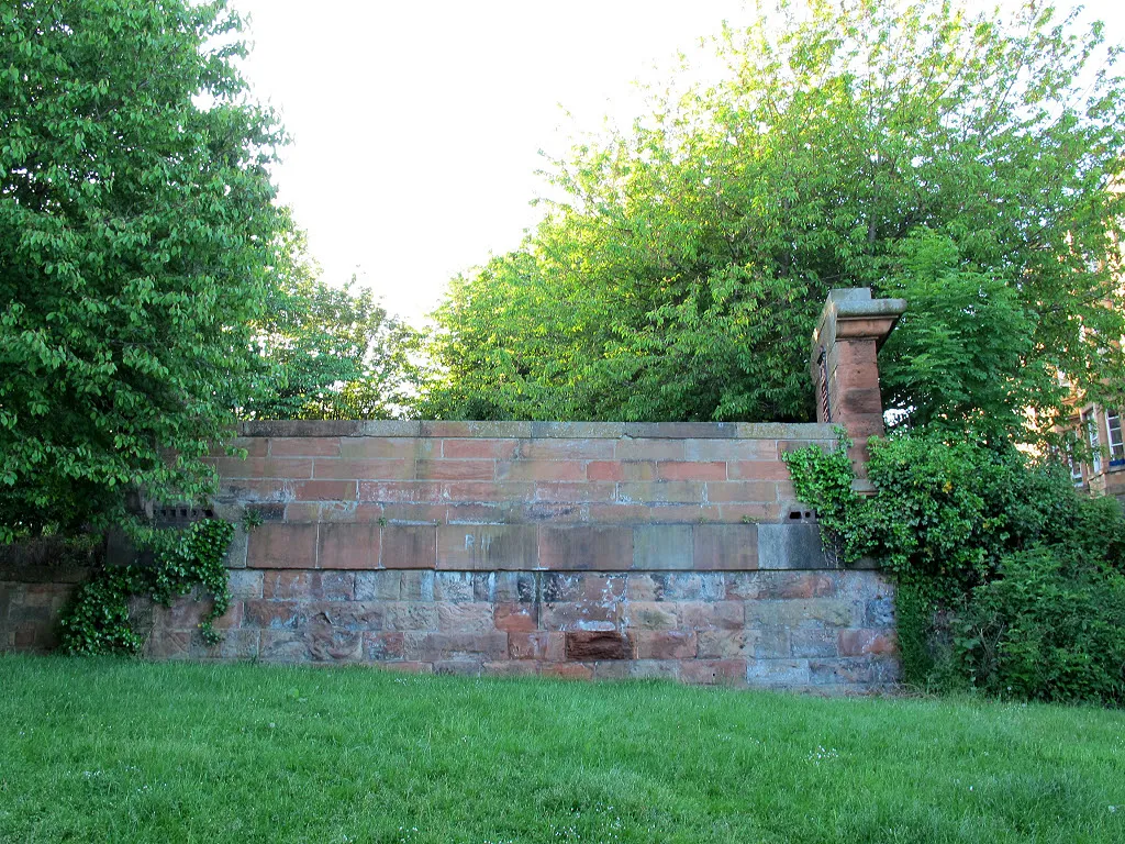 Photo showing: Old bridge abutment