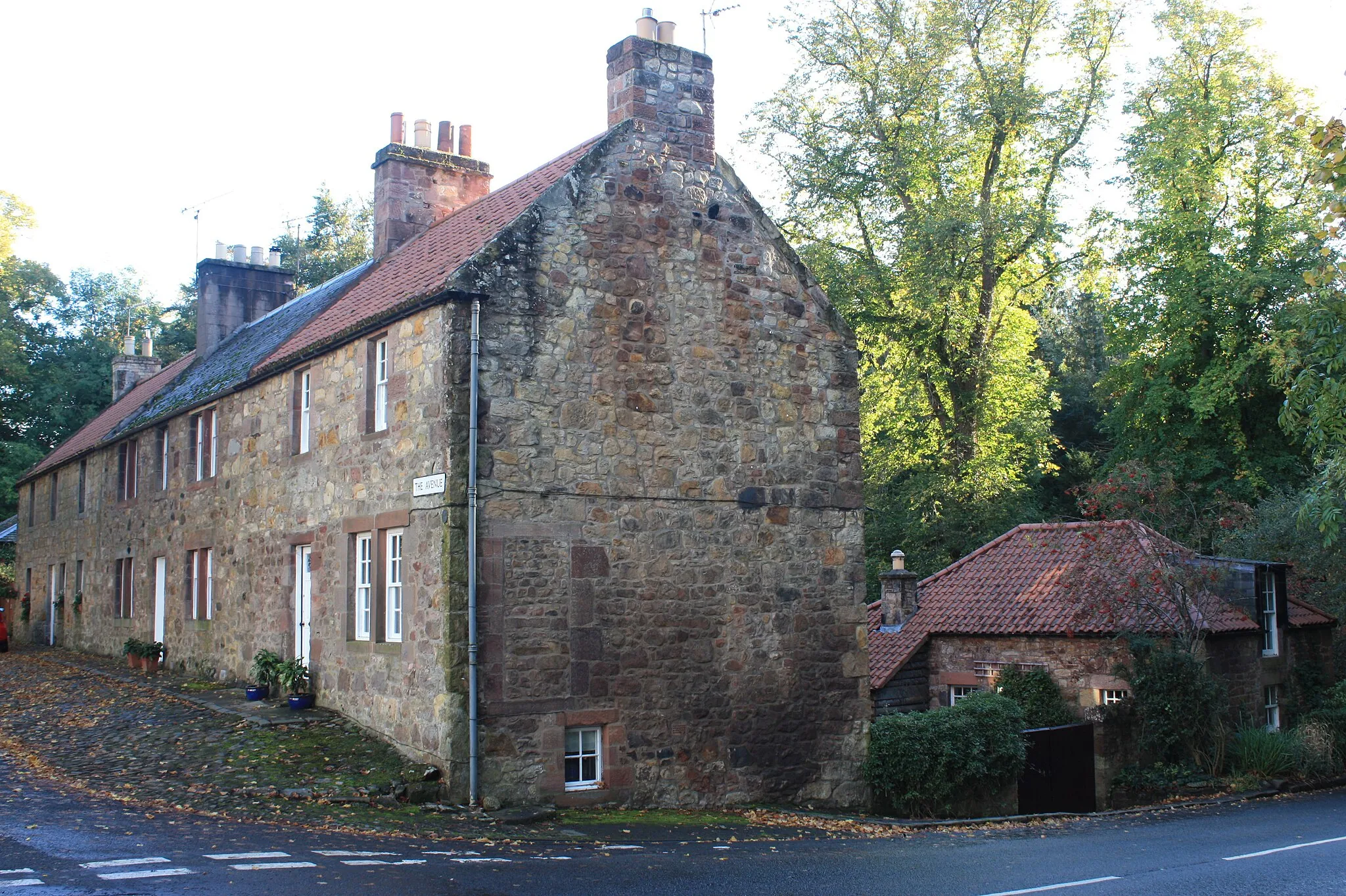 Photo showing: 18th century houses on the Avenue, Gifford, East Lothian