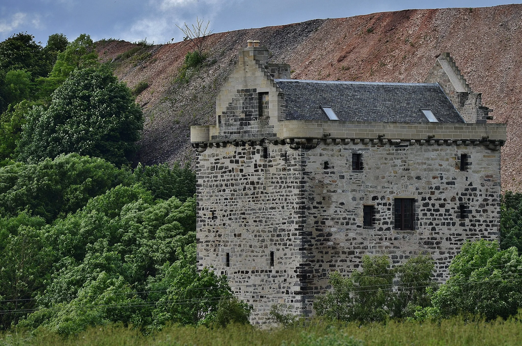 Photo showing: Niddry Castle: C14th tower house fully restored and now privately owned