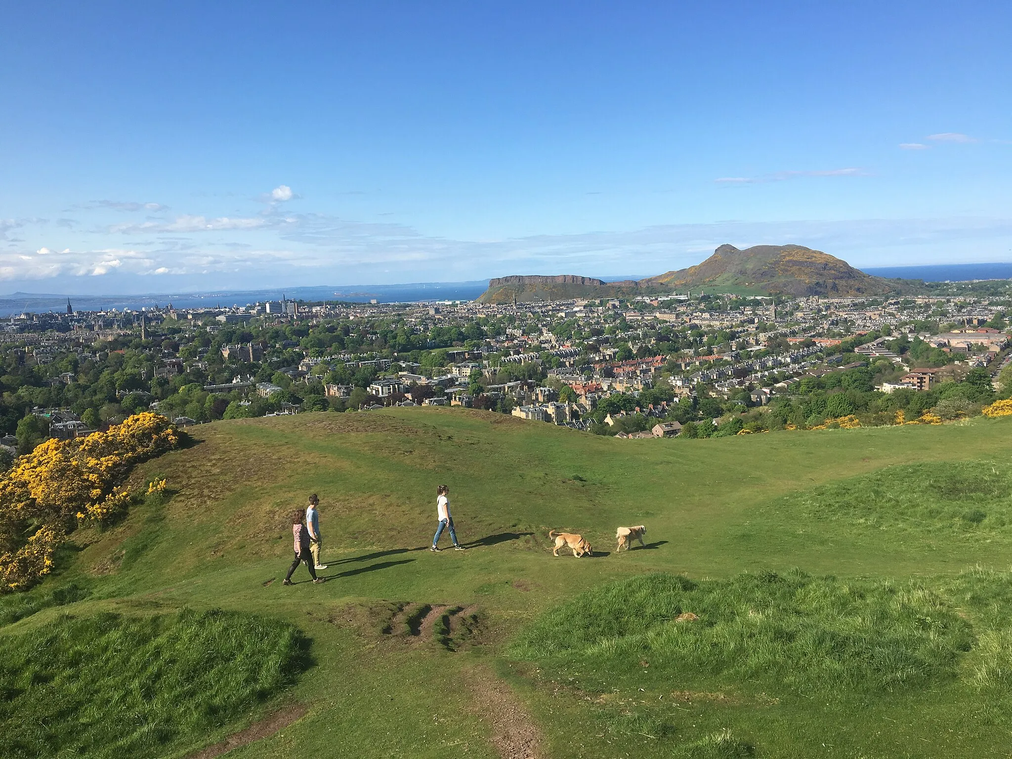 Photo showing: This is a photo taken of Edinburgh's surrounding areas from Arthur's Seat.