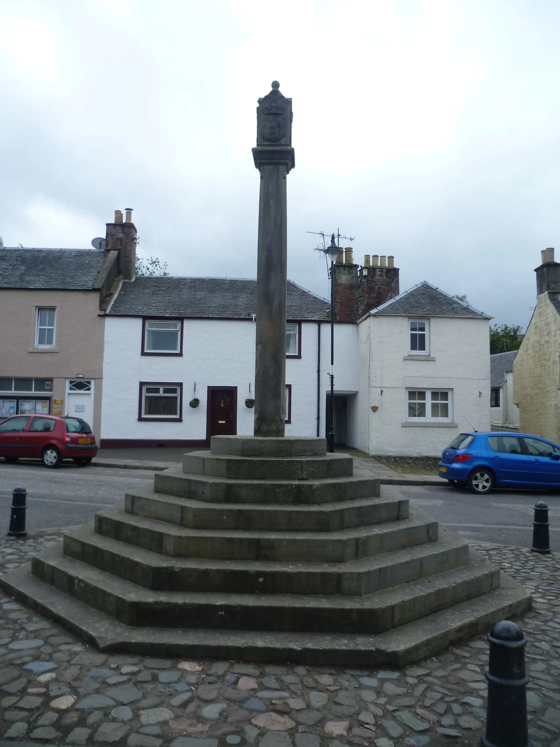Photo showing: Abernethy war memorial and mercat cross, Perth and Kinross