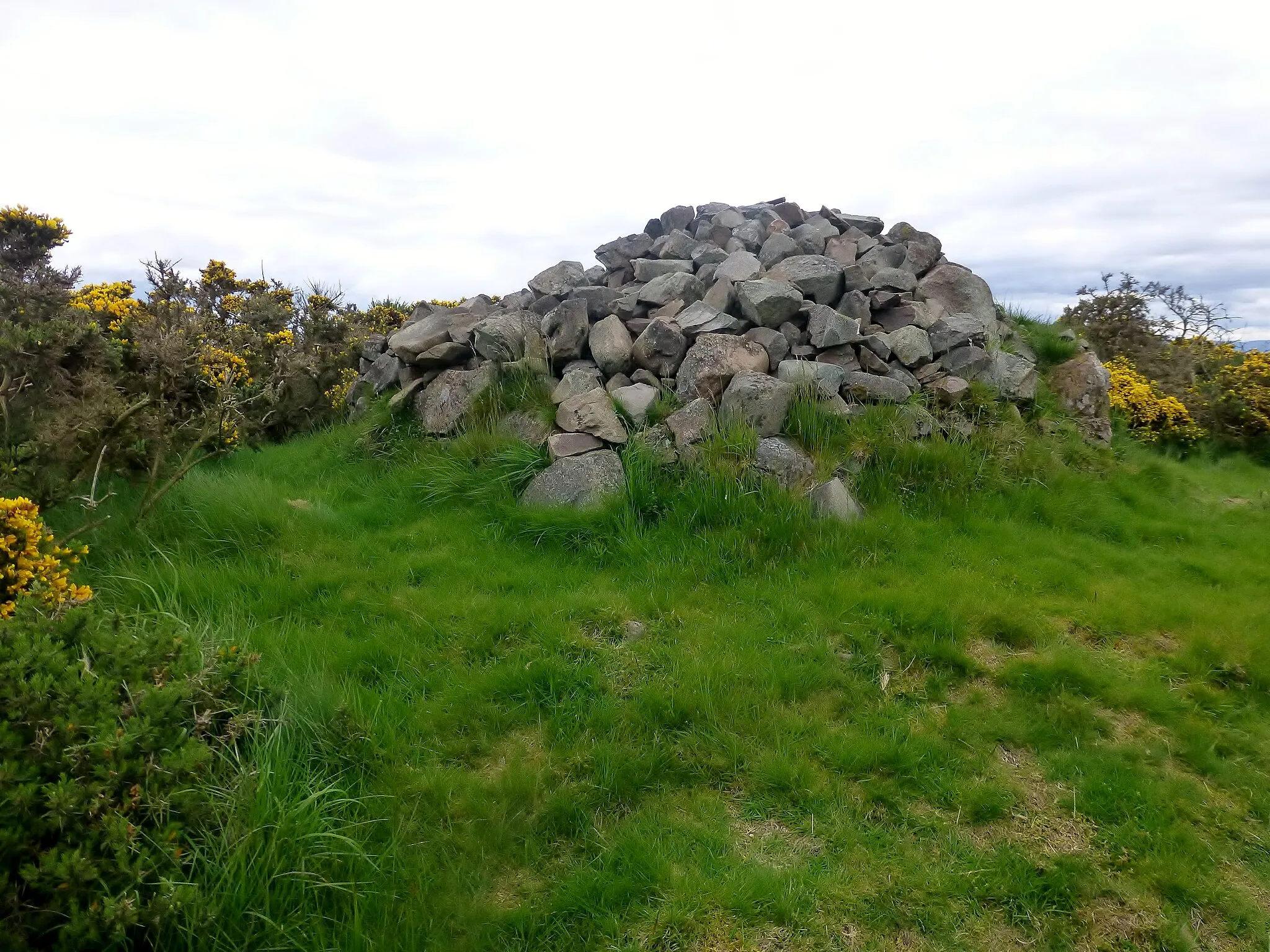 Photo showing: Ormiston Hill [Black Cairn Hill]