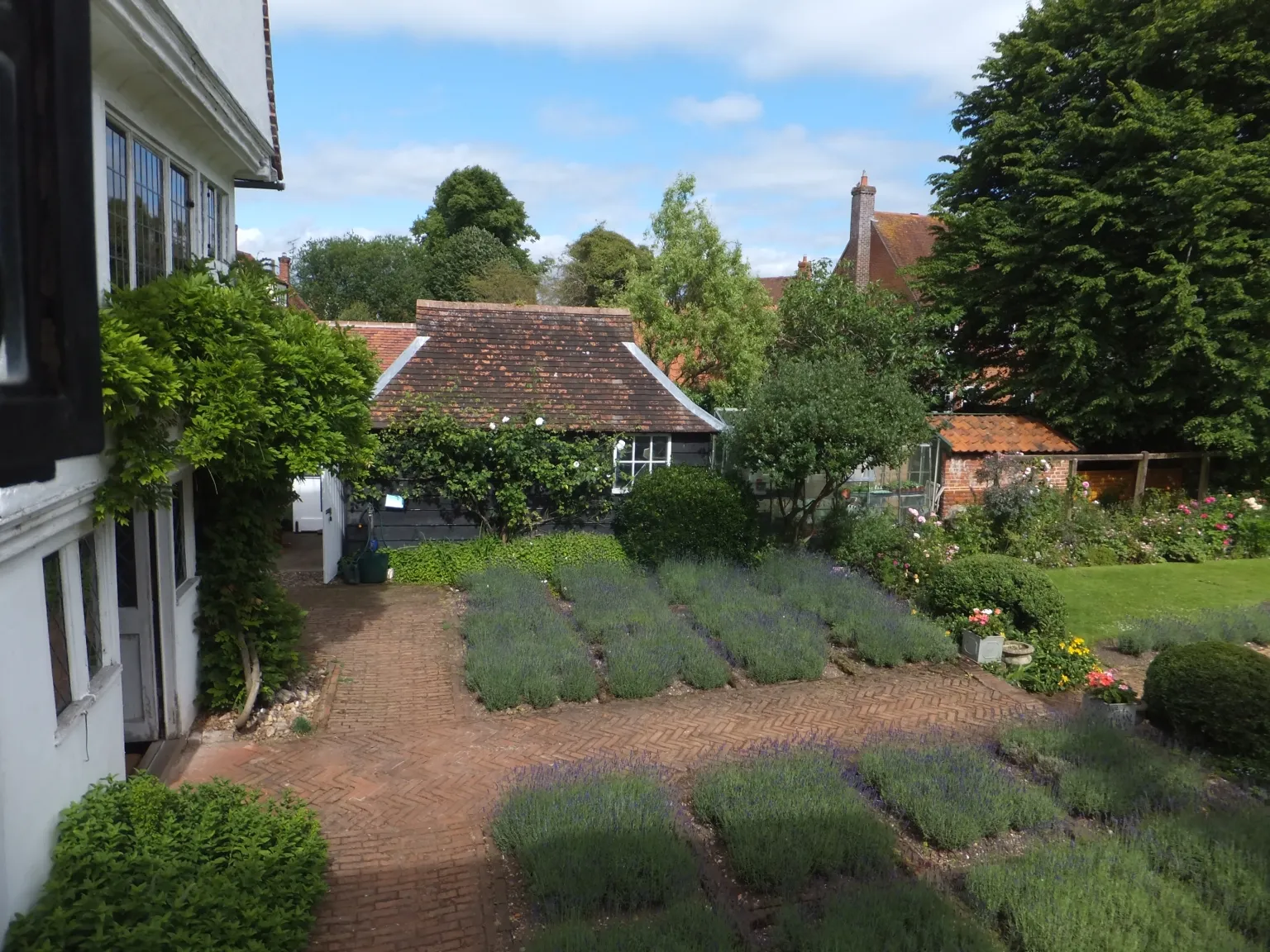 Photo showing: Part of the garden of Paycockes House, Coggeshall