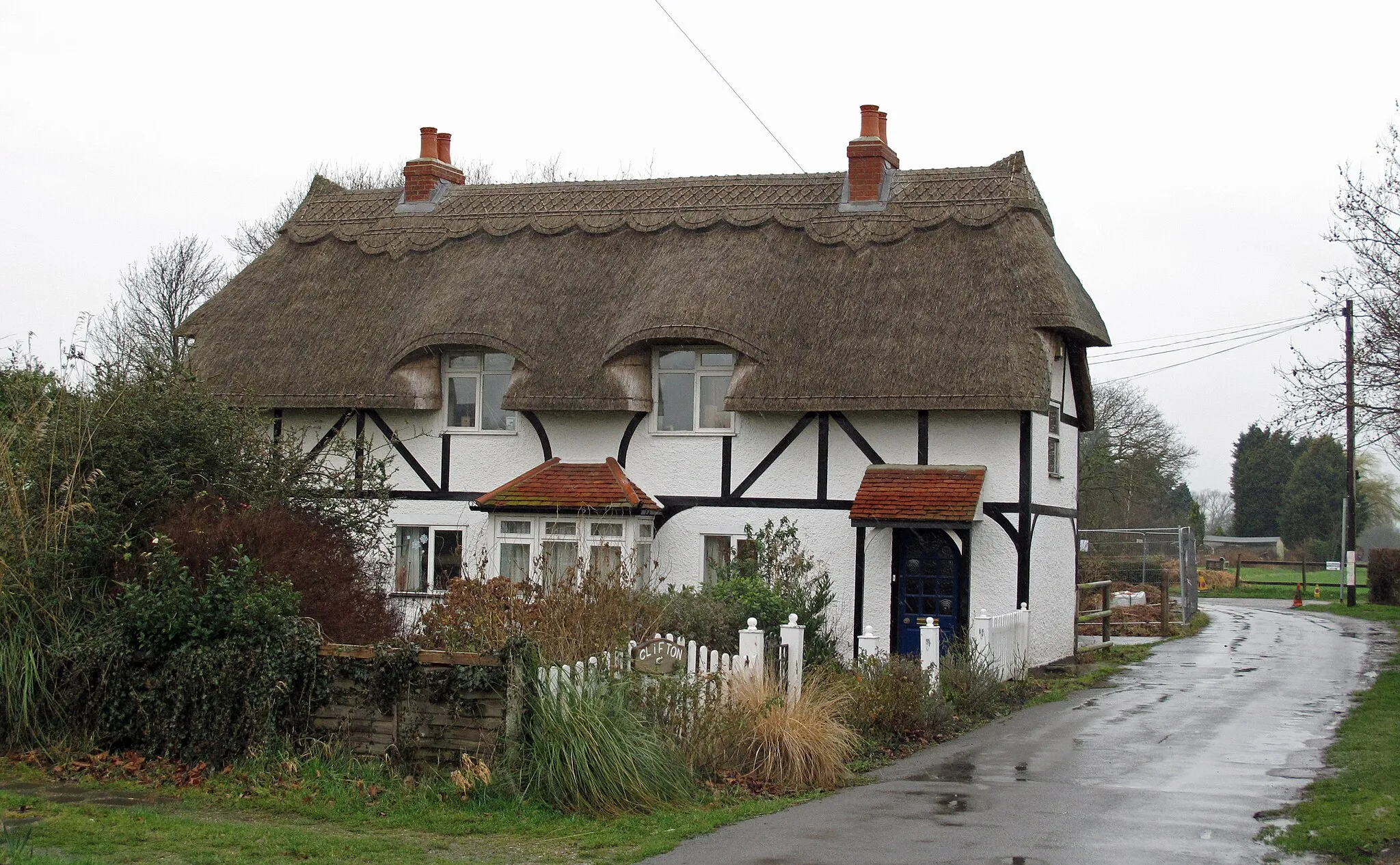 Photo showing: Thatched Cottage, Vicarage Lane